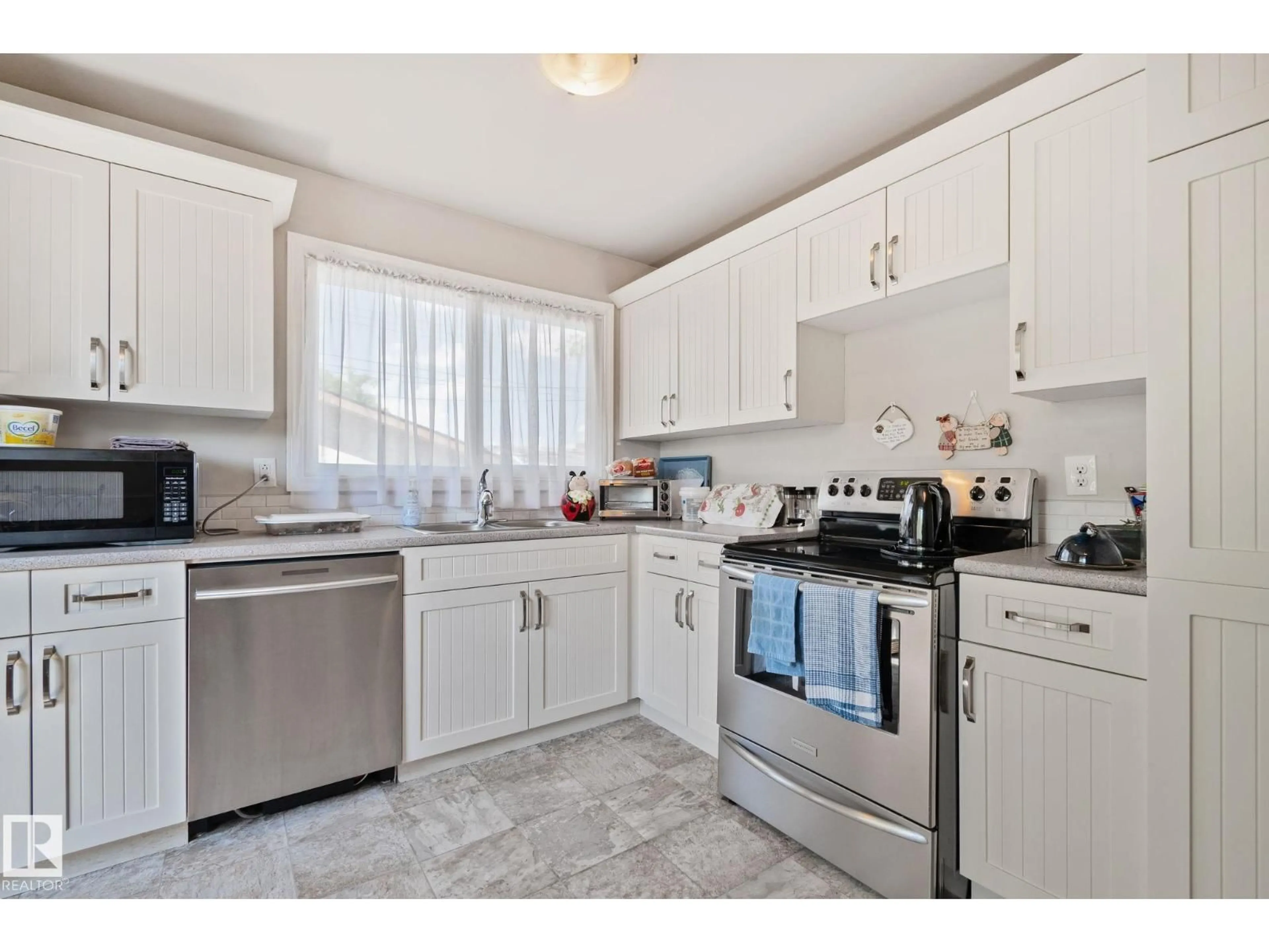 Standard kitchen, unknown for 4624 48 AV NW, Redwater Alberta T0A2W0