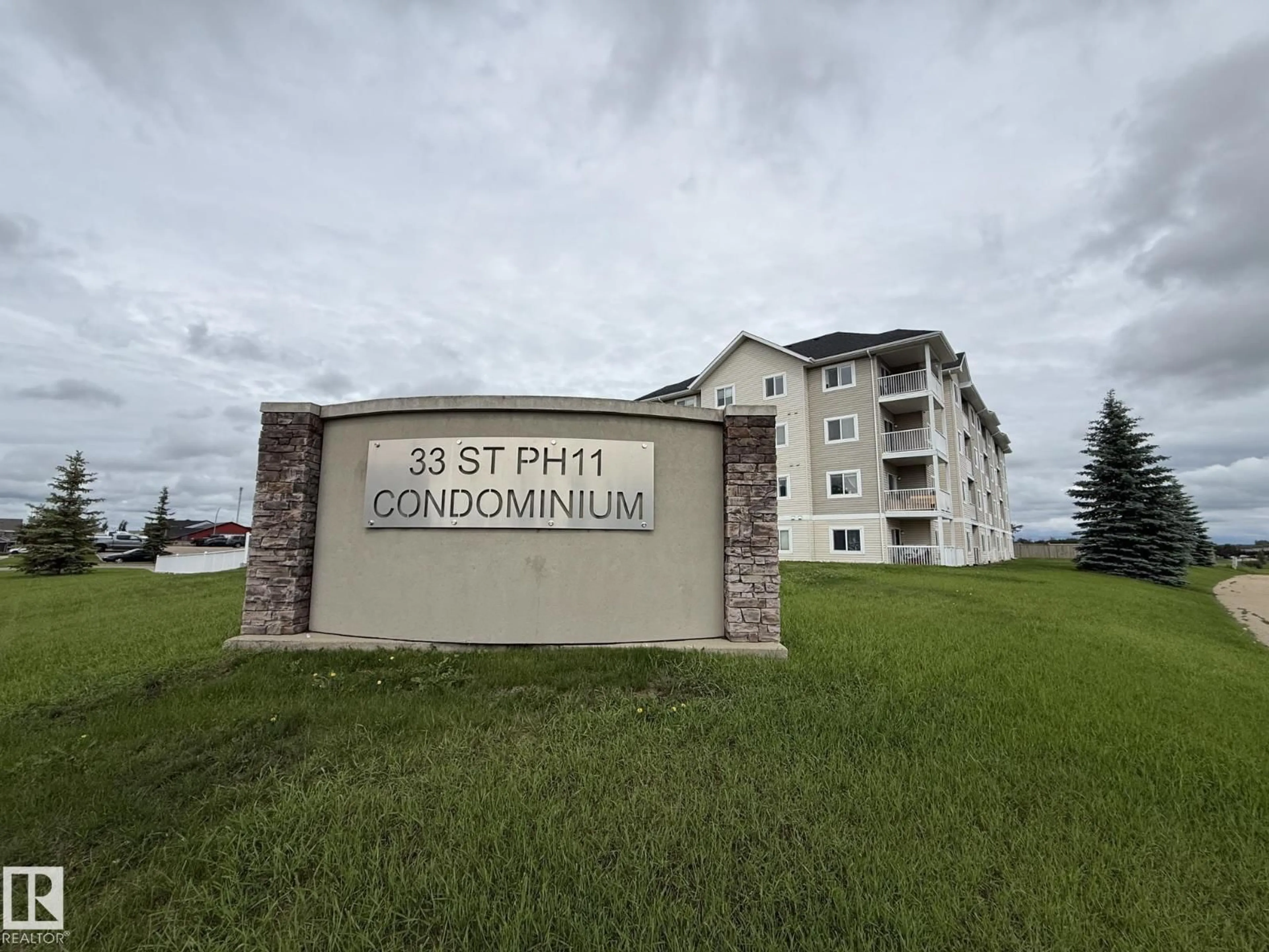 Patio, street for 301 - 4309 33 ST, Stony Plain Alberta T7Z0C4