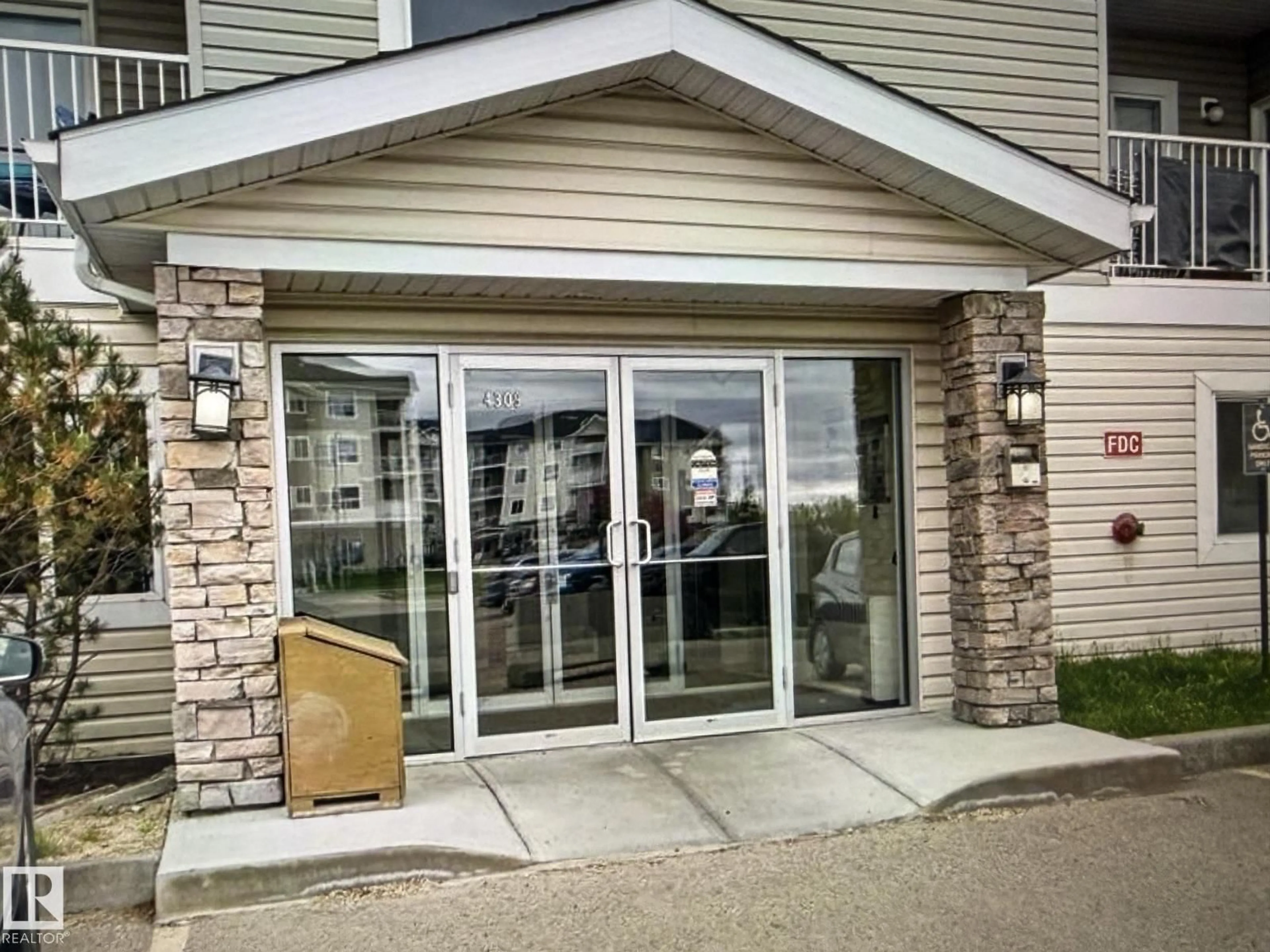 Indoor foyer for 301 - 4309 33 ST, Stony Plain Alberta T7Z0C4