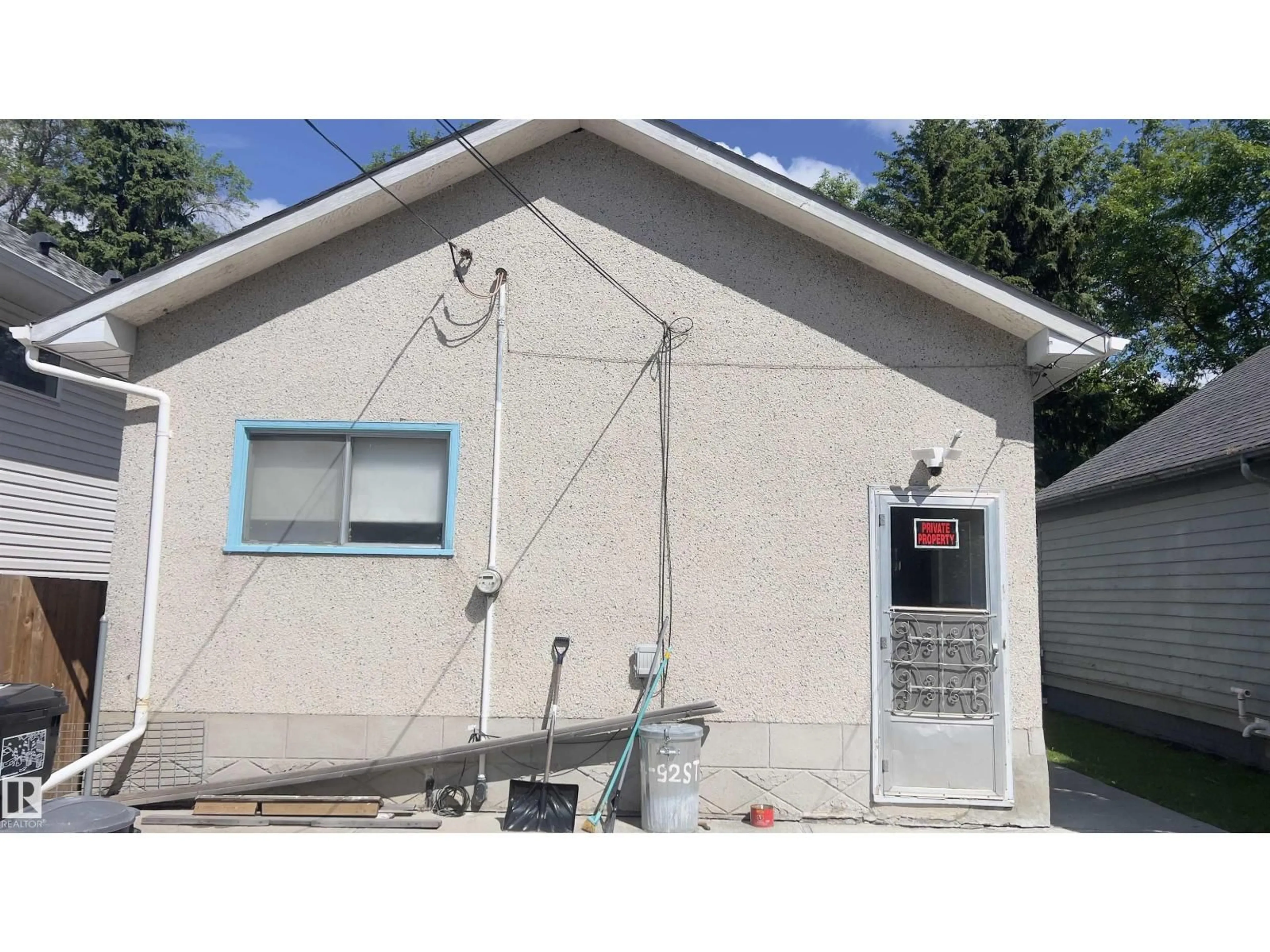 Home with vinyl exterior material, building for 11404 92 ST, Edmonton Alberta T5G0Z5