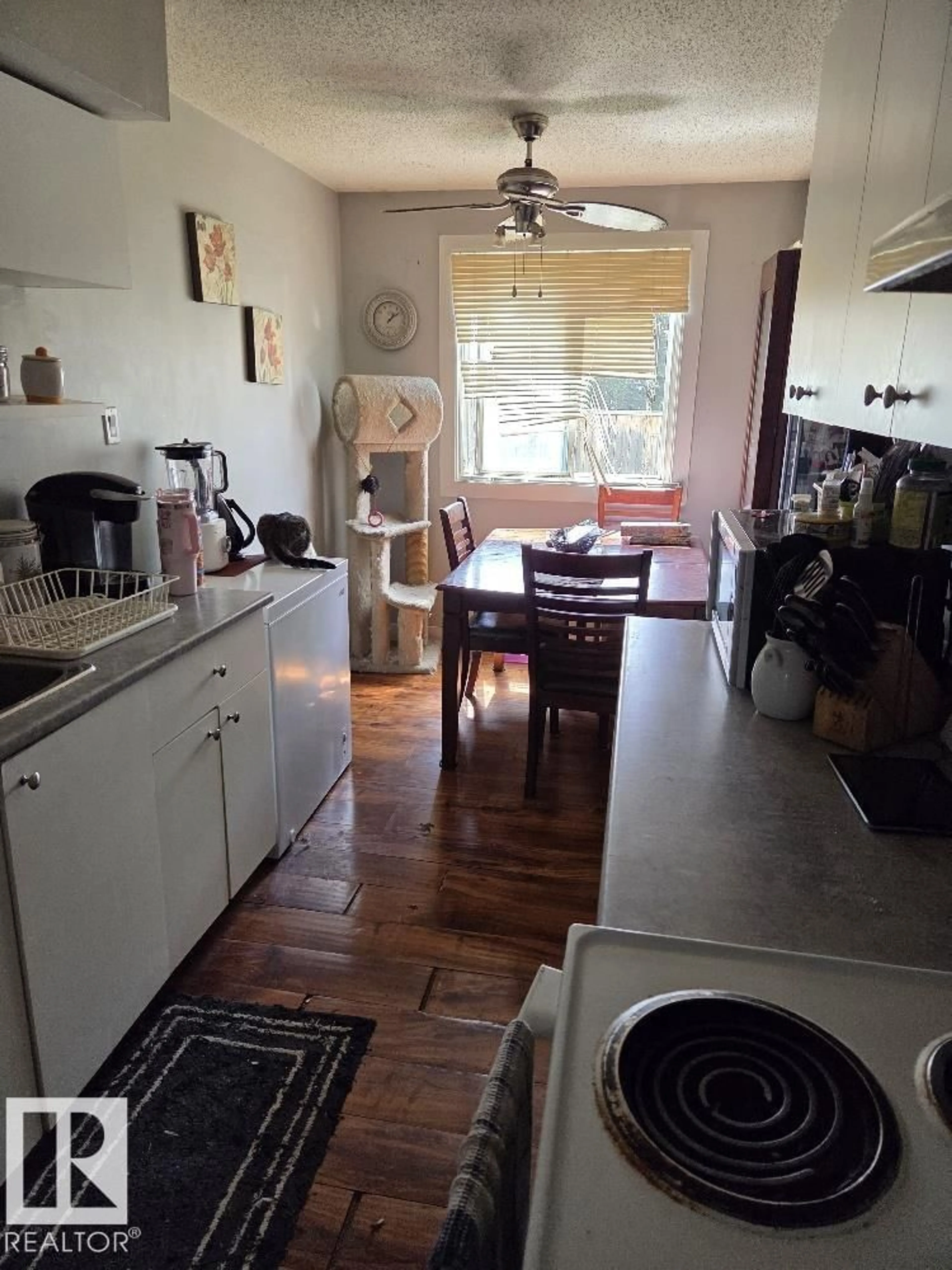 Standard kitchen, unknown for 125 CORNELL CT, Edmonton Alberta T5C3C3