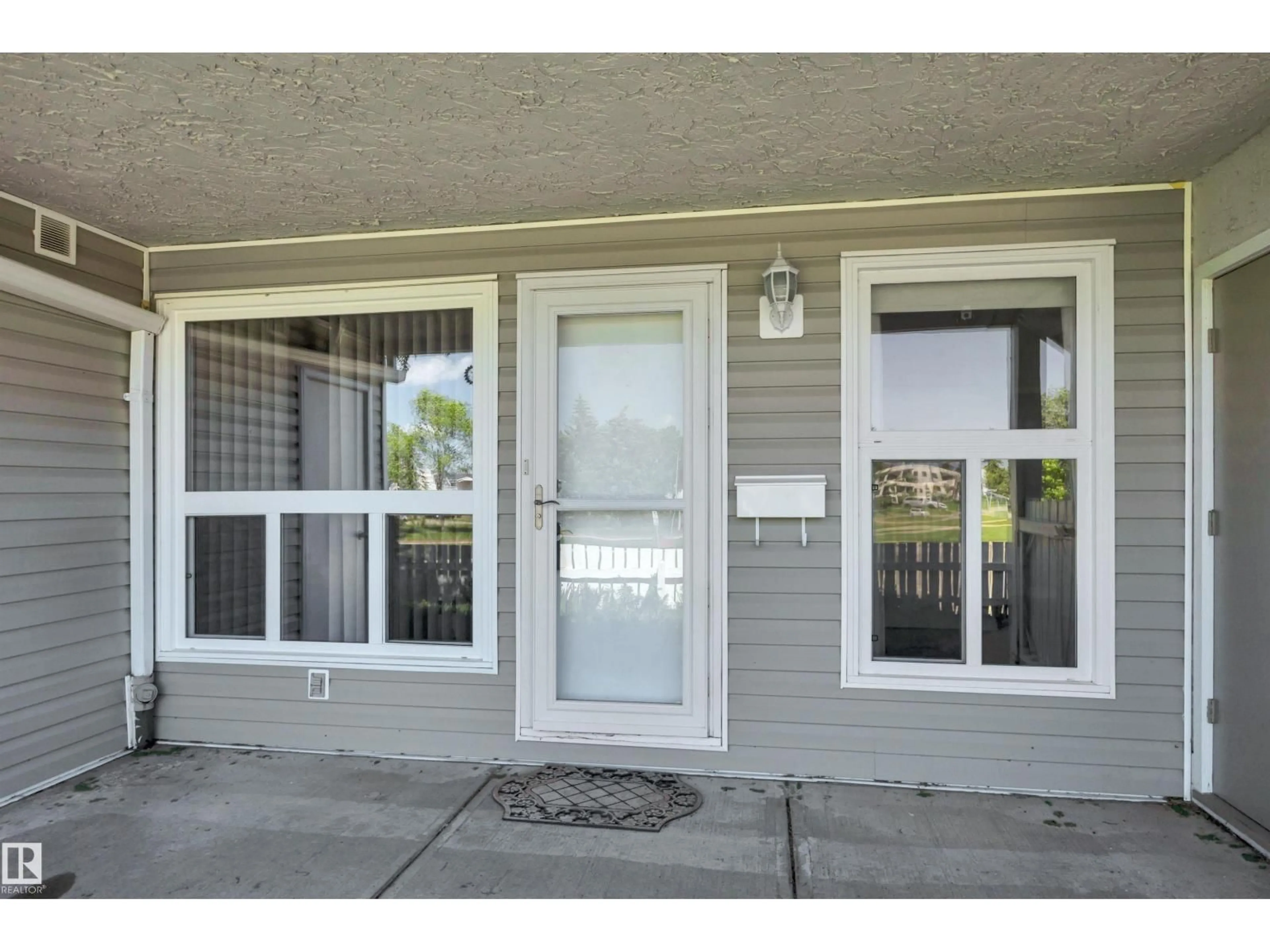 Indoor entryway for 165 2703 79 ST NW, Edmonton Alberta T6K3Z6