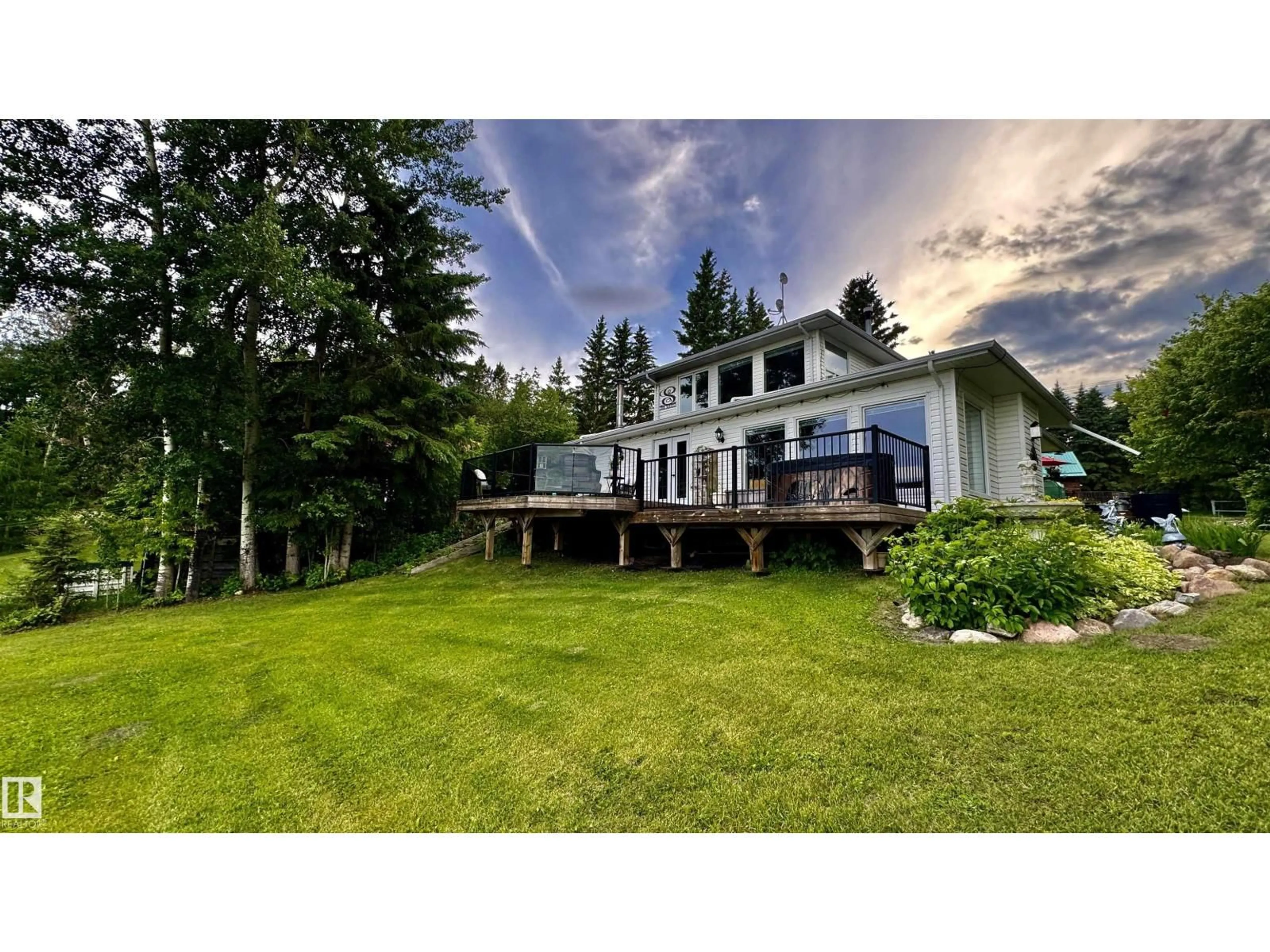 A pic from outside/outdoor area/front of a property/back of a property/a pic from drone, unknown for 422 11121 TWP ROAD ROAD, Rural St. Paul County Alberta T0A0C0