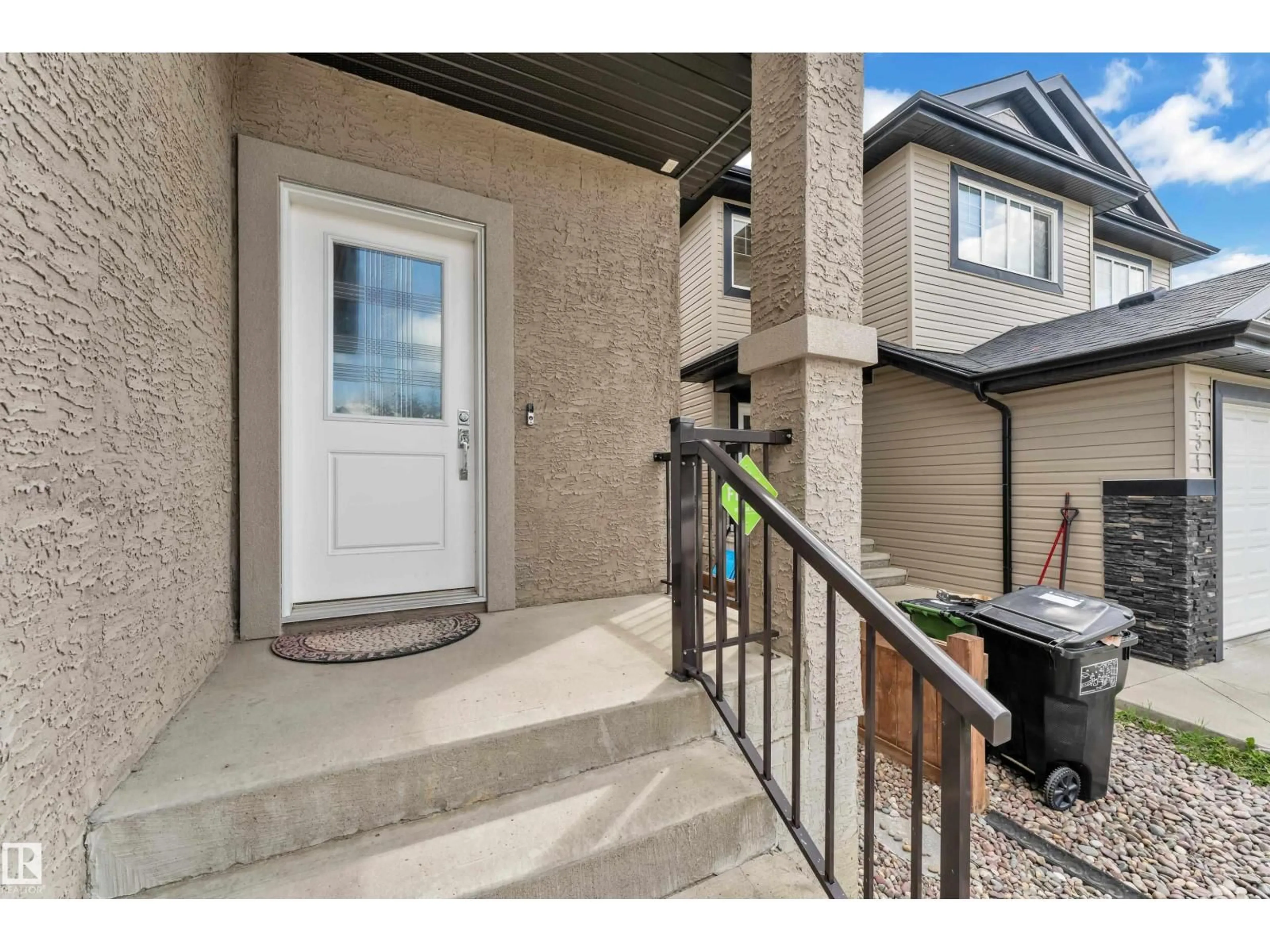 Indoor entryway for 6529 172 AV, Edmonton Alberta T5Y3R1
