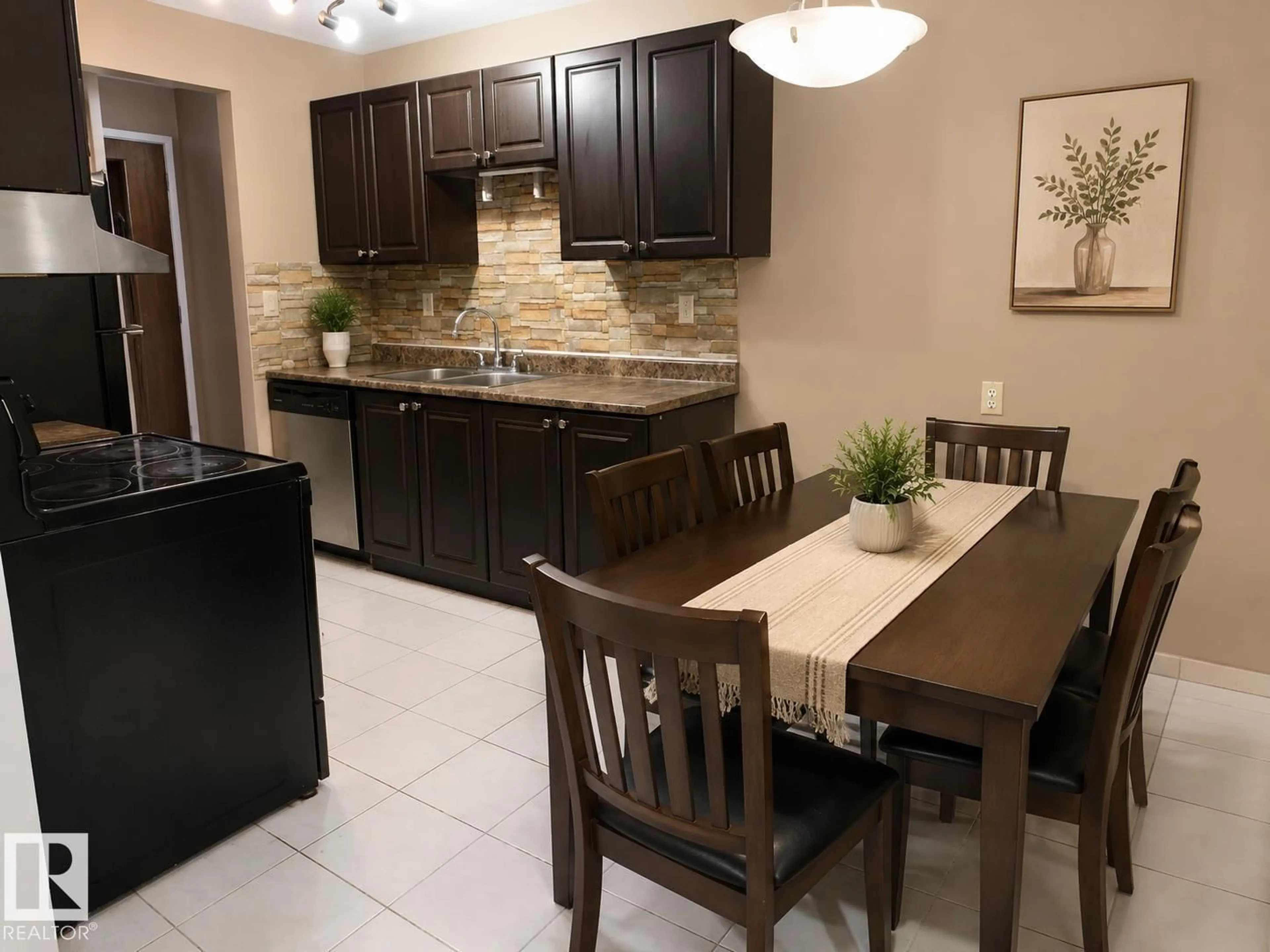 Open concept kitchen, ceramic/tile floor for 307 - 11907 81 ST, Edmonton Alberta T5B2S7