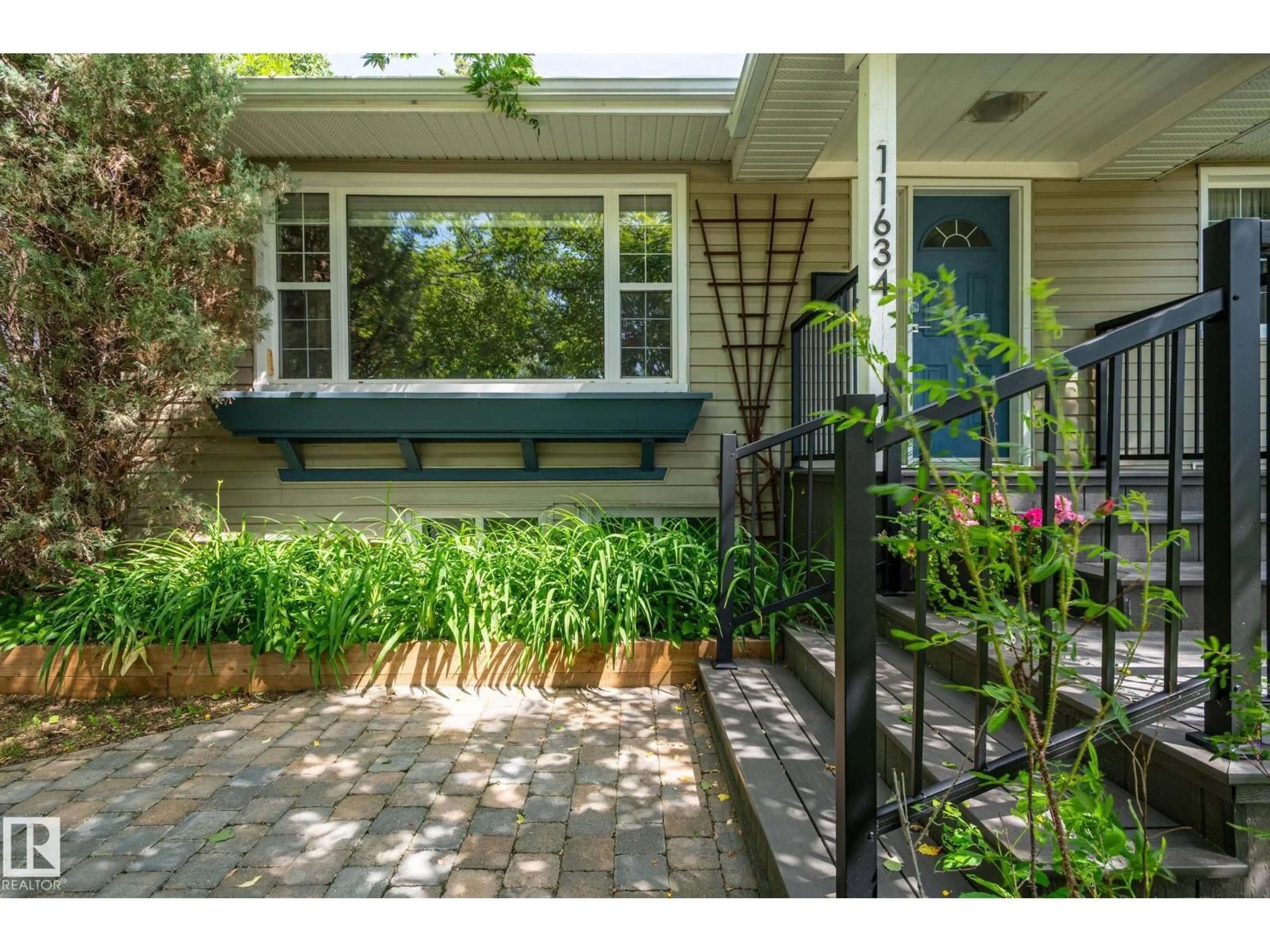 Indoor entryway for NW - 11634 74 AV, Edmonton Alberta T6G0G2