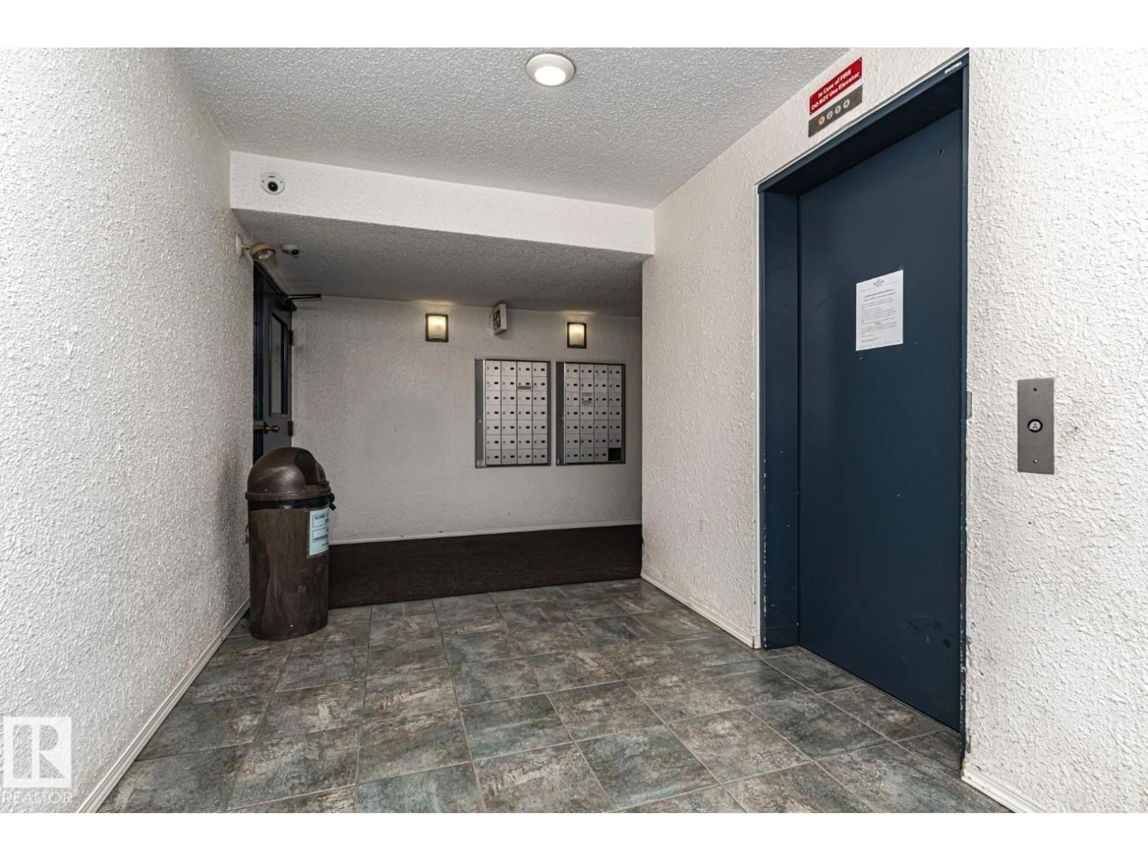 Indoor foyer for #405 - 2620 MILL WOODS RD E, Edmonton Alberta T6L5X6