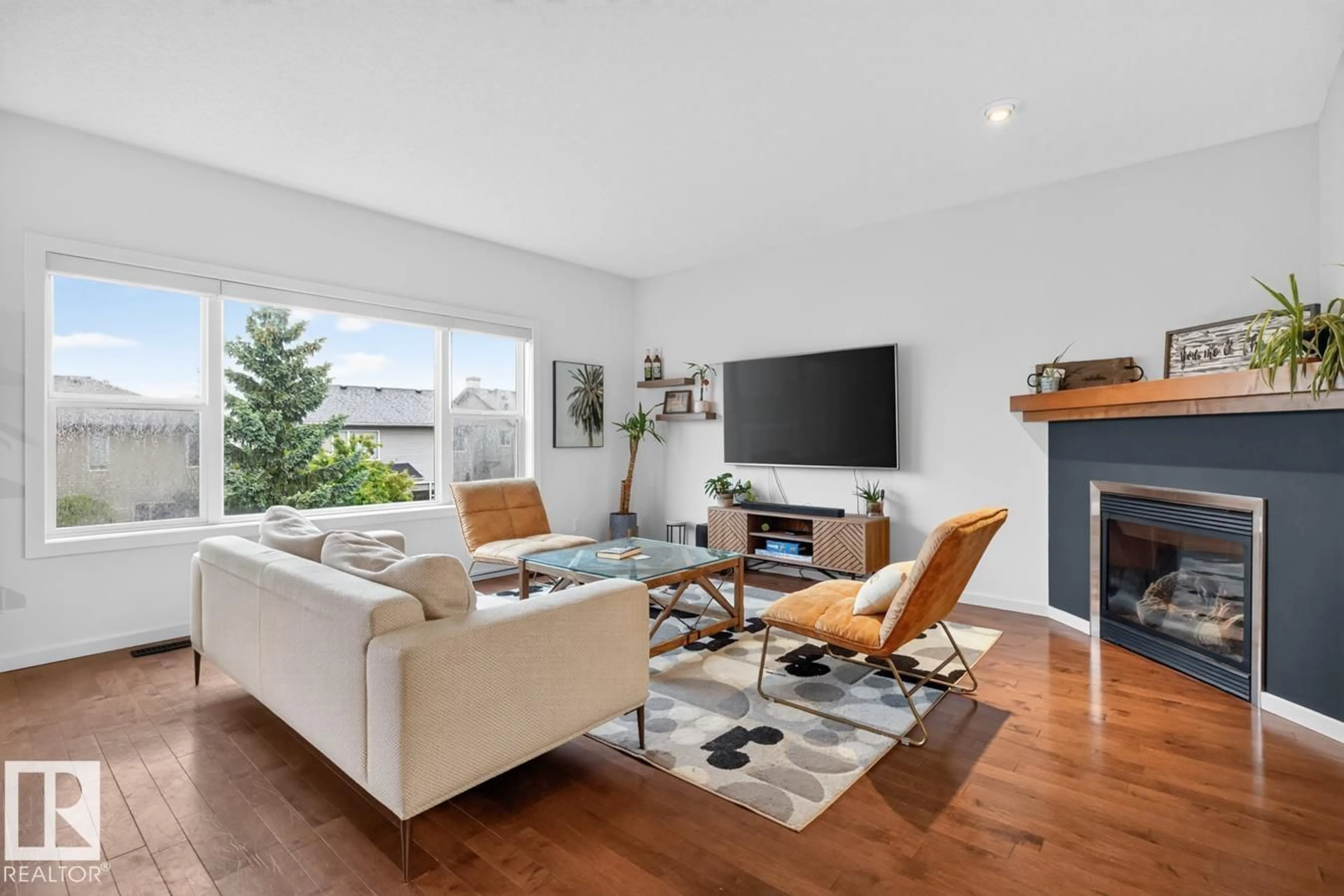 Living room with furniture, unknown for 82 CARLYLE CR, Sherwood Park Alberta T8H2T8