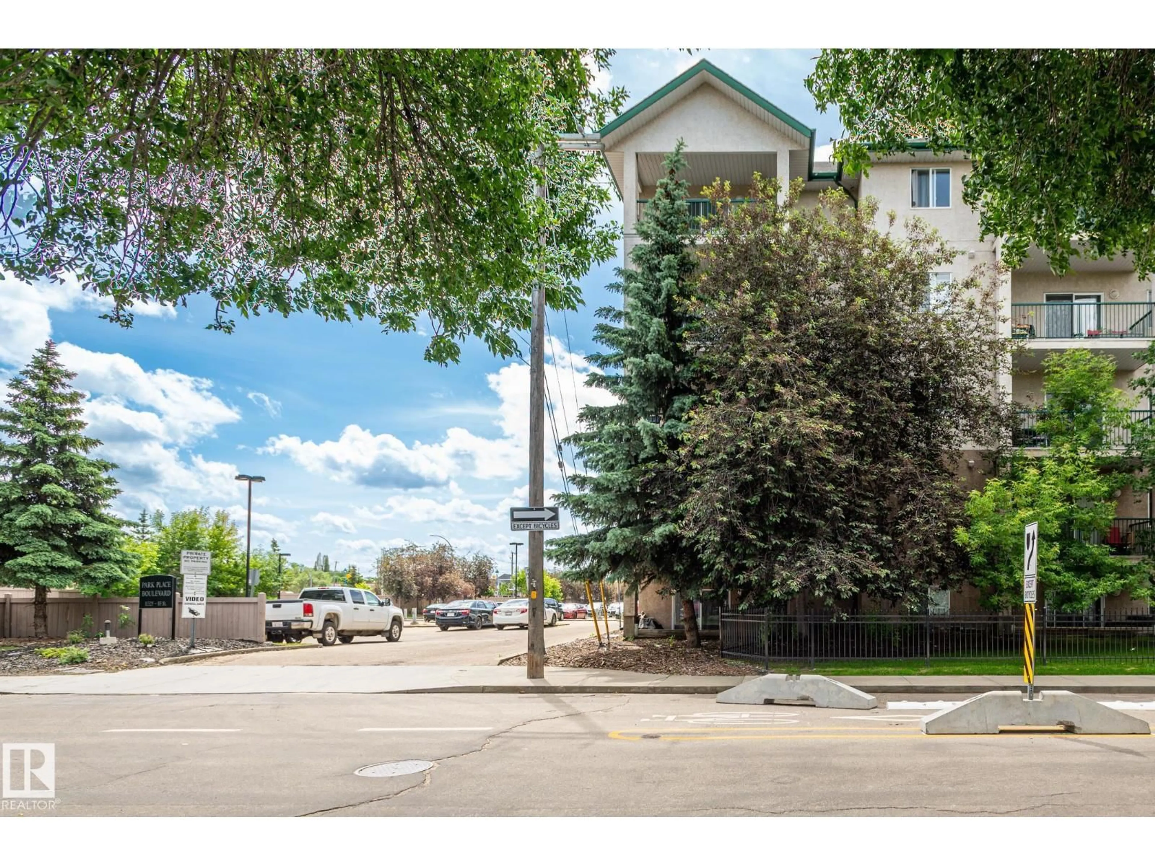 Unknown for NW - 228 11325 83 ST, Edmonton Alberta T5B4W5