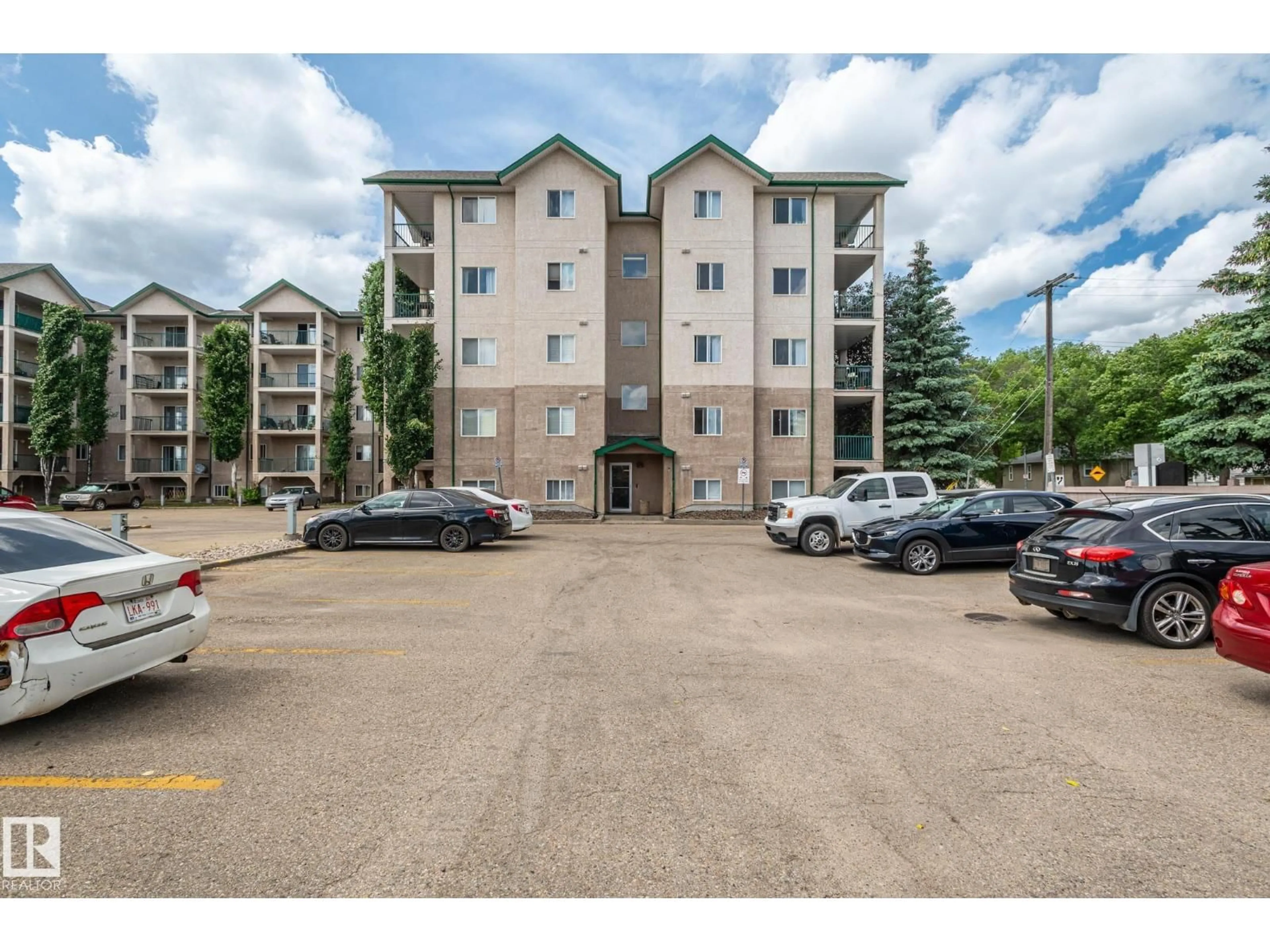 A pic from outside/outdoor area/front of a property/back of a property/a pic from drone, building for NW - 228 11325 83 ST, Edmonton Alberta T5B4W5
