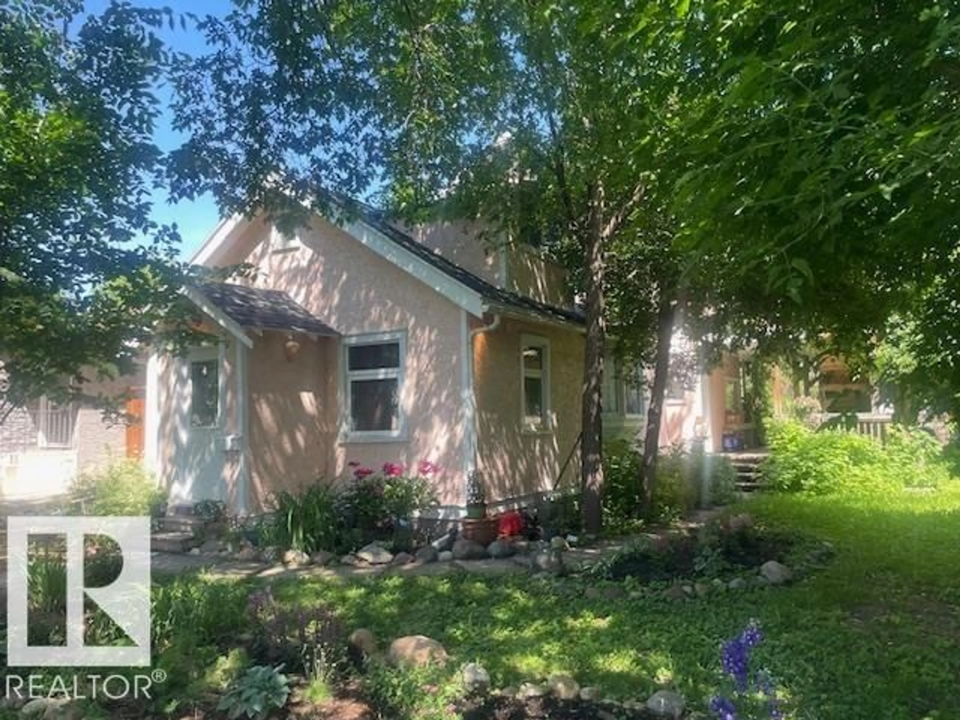 A pic from outside/outdoor area/front of a property/back of a property/a pic from drone, street for 10113 88 ST, Edmonton Alberta T5H1N9
