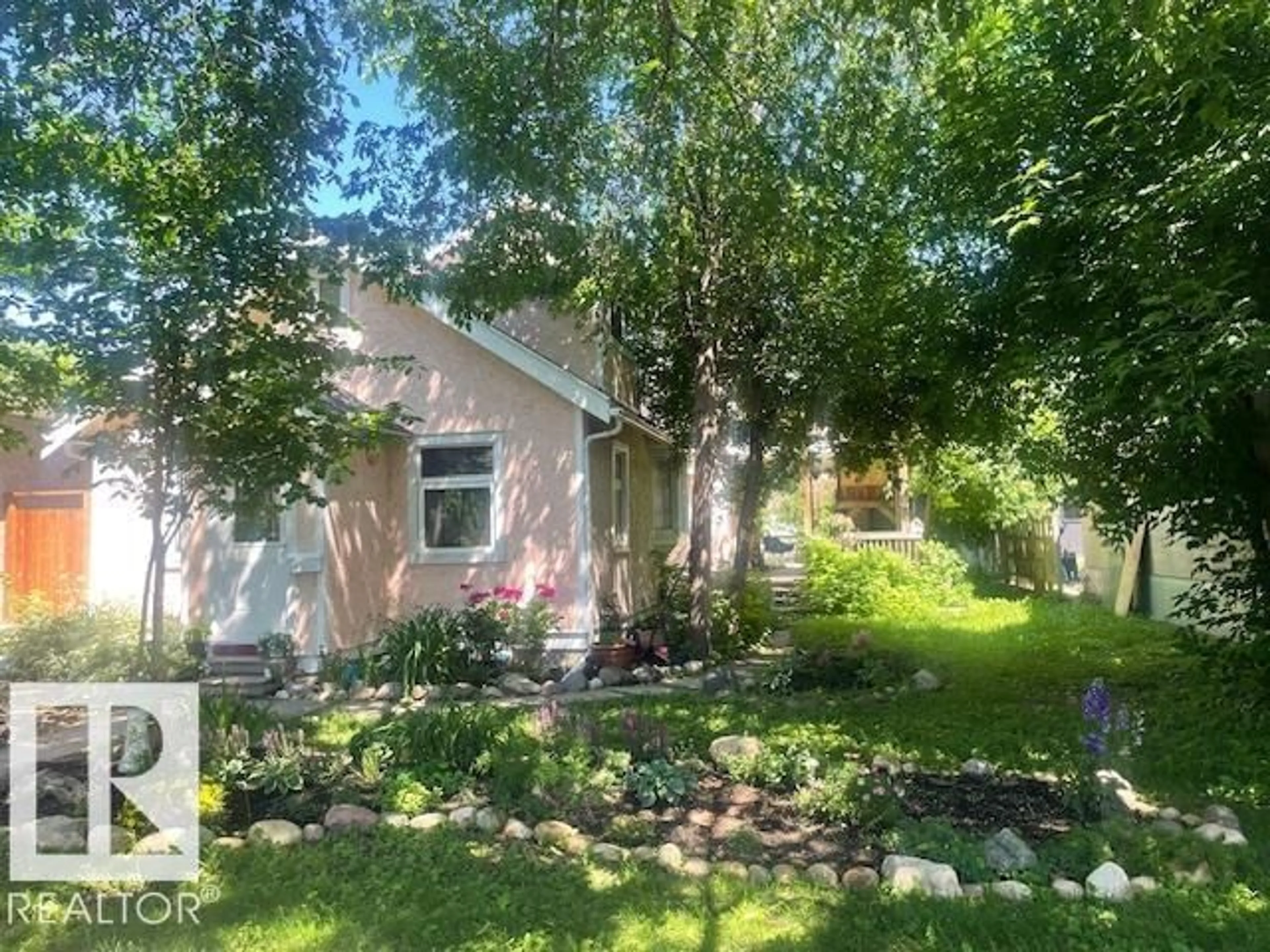 A pic from outside/outdoor area/front of a property/back of a property/a pic from drone, street for 10113 88 ST, Edmonton Alberta T5H1N9