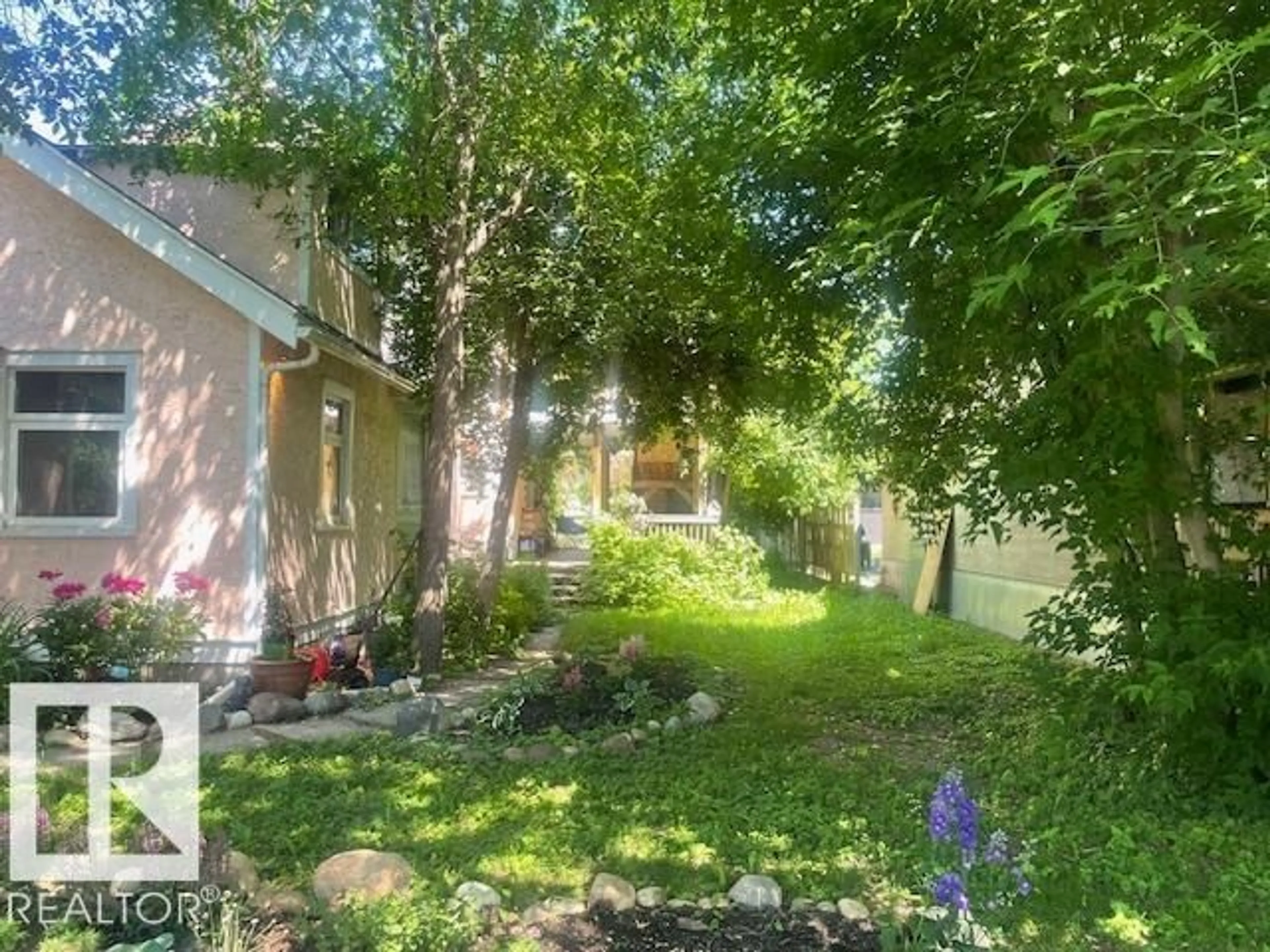 A pic from outside/outdoor area/front of a property/back of a property/a pic from drone, street for 10113 88 ST, Edmonton Alberta T5H1N9