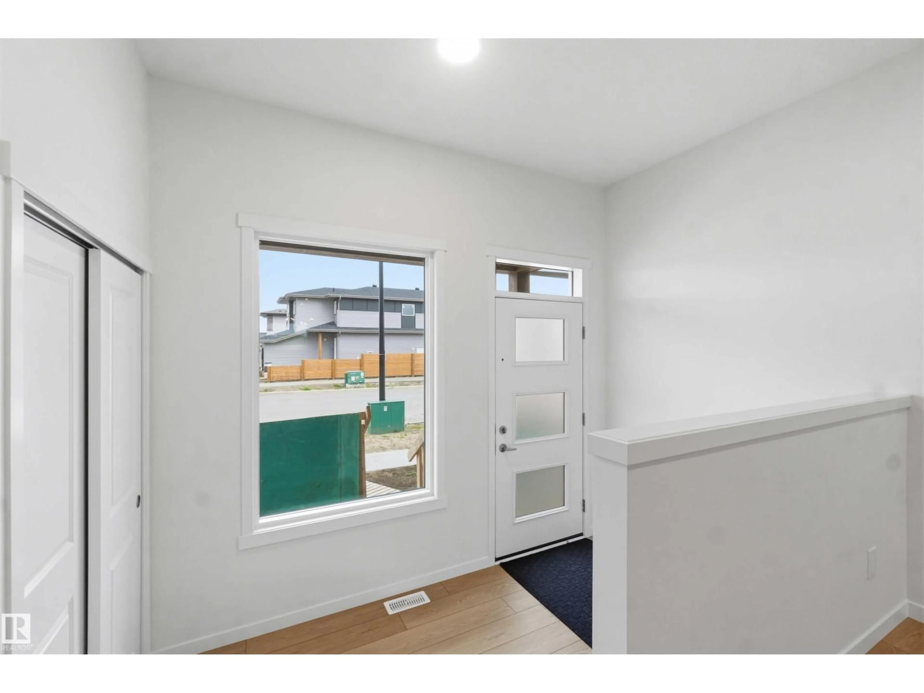 Indoor entryway for 1086 MCLEOD AV, Spruce Grove Alberta T7X4G8