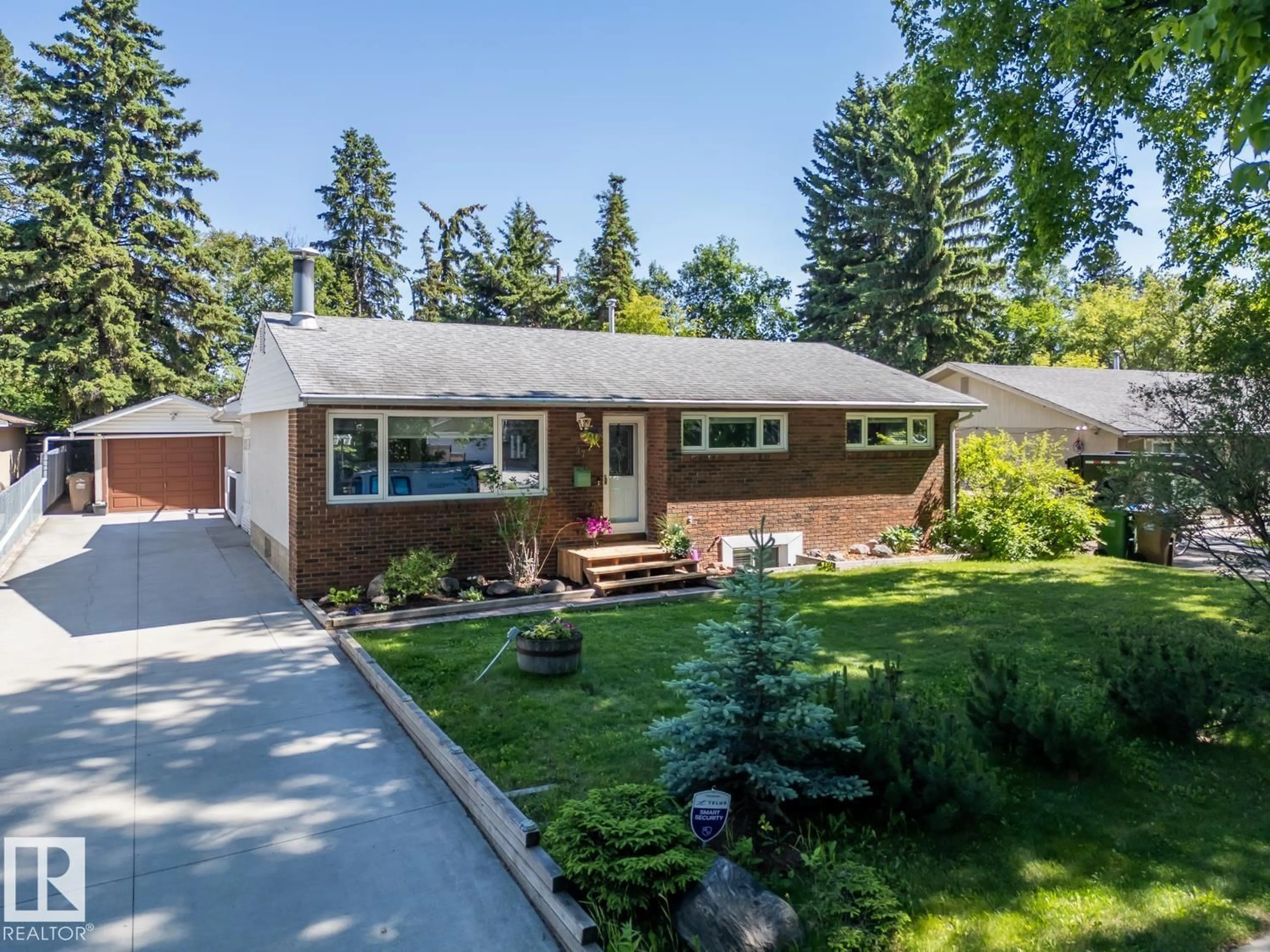 Home with vinyl exterior material, street for 37 SUNNYSIDE CR, St. Albert Alberta T8N0J4