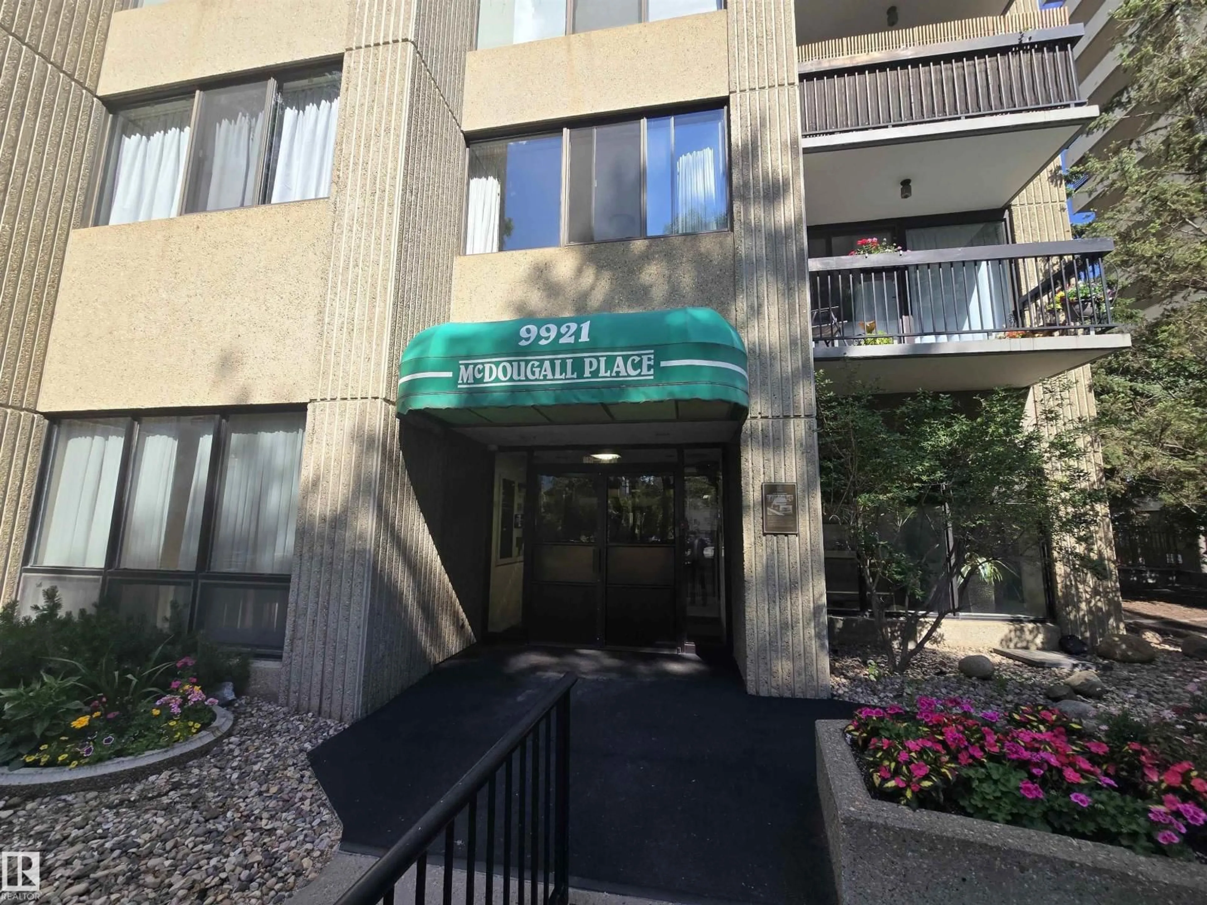 Indoor foyer for 1204 9921 104 ST NW, Edmonton Alberta T5K2K3