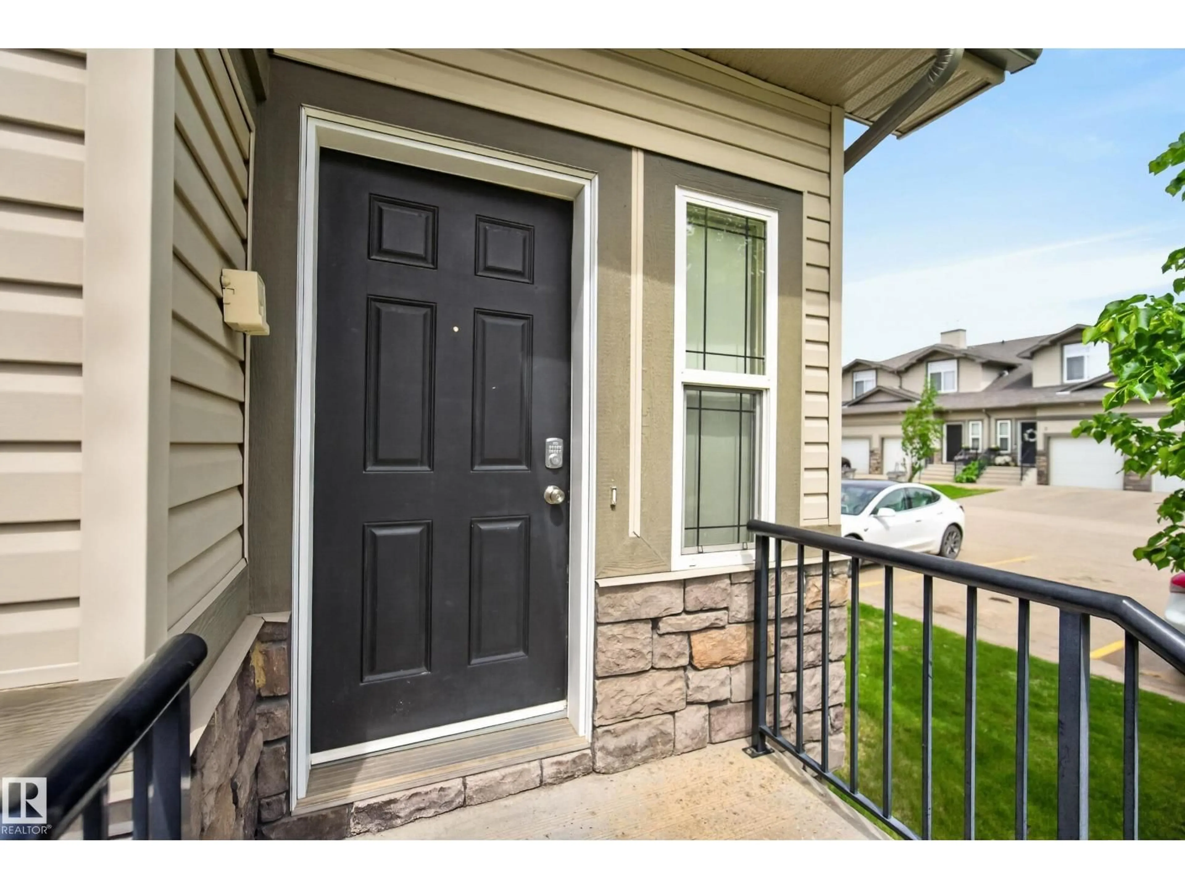 Indoor entryway for 51 - 9511 102 AV, Morinville Alberta T8R0C6