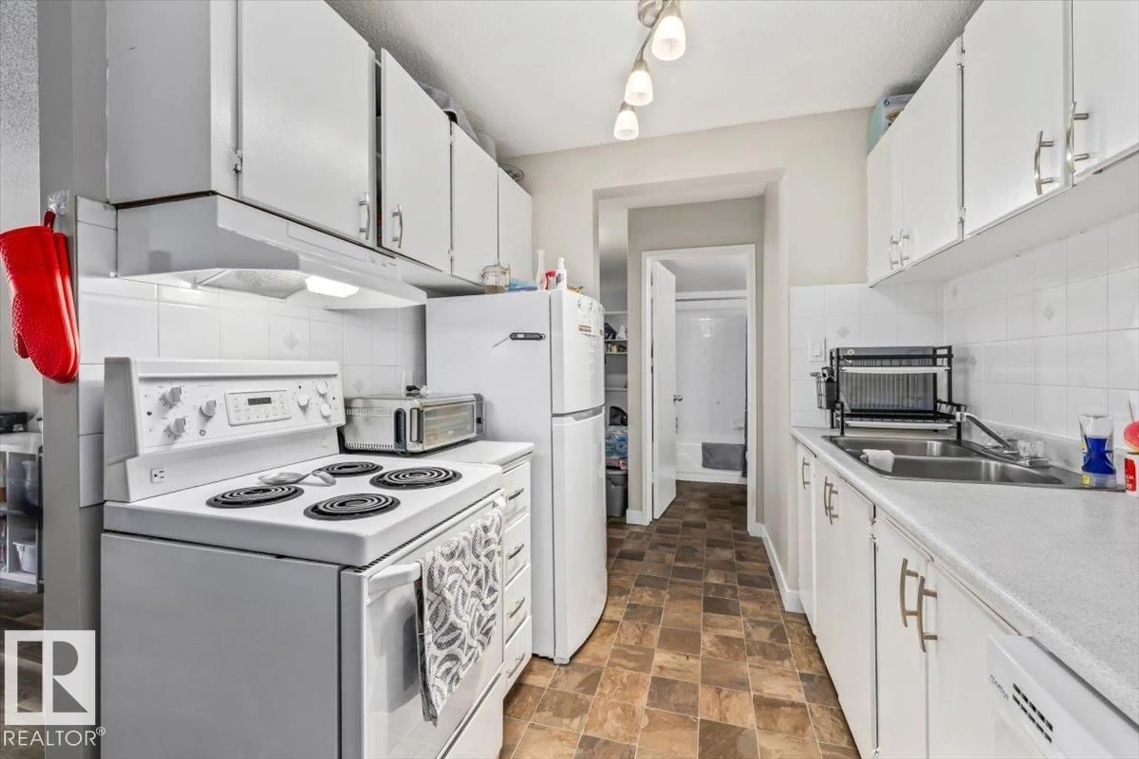 Standard kitchen, unknown for 202 - 10330 113 ST NW, Edmonton Alberta T5K1P6