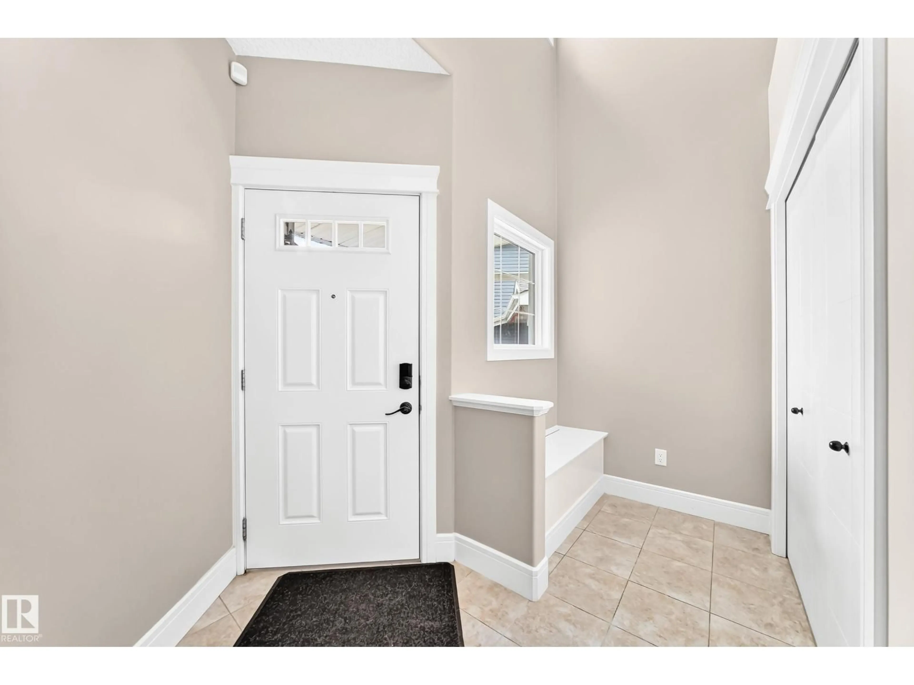 Indoor entryway for 1239 24 AV, Edmonton Alberta T6T2E4