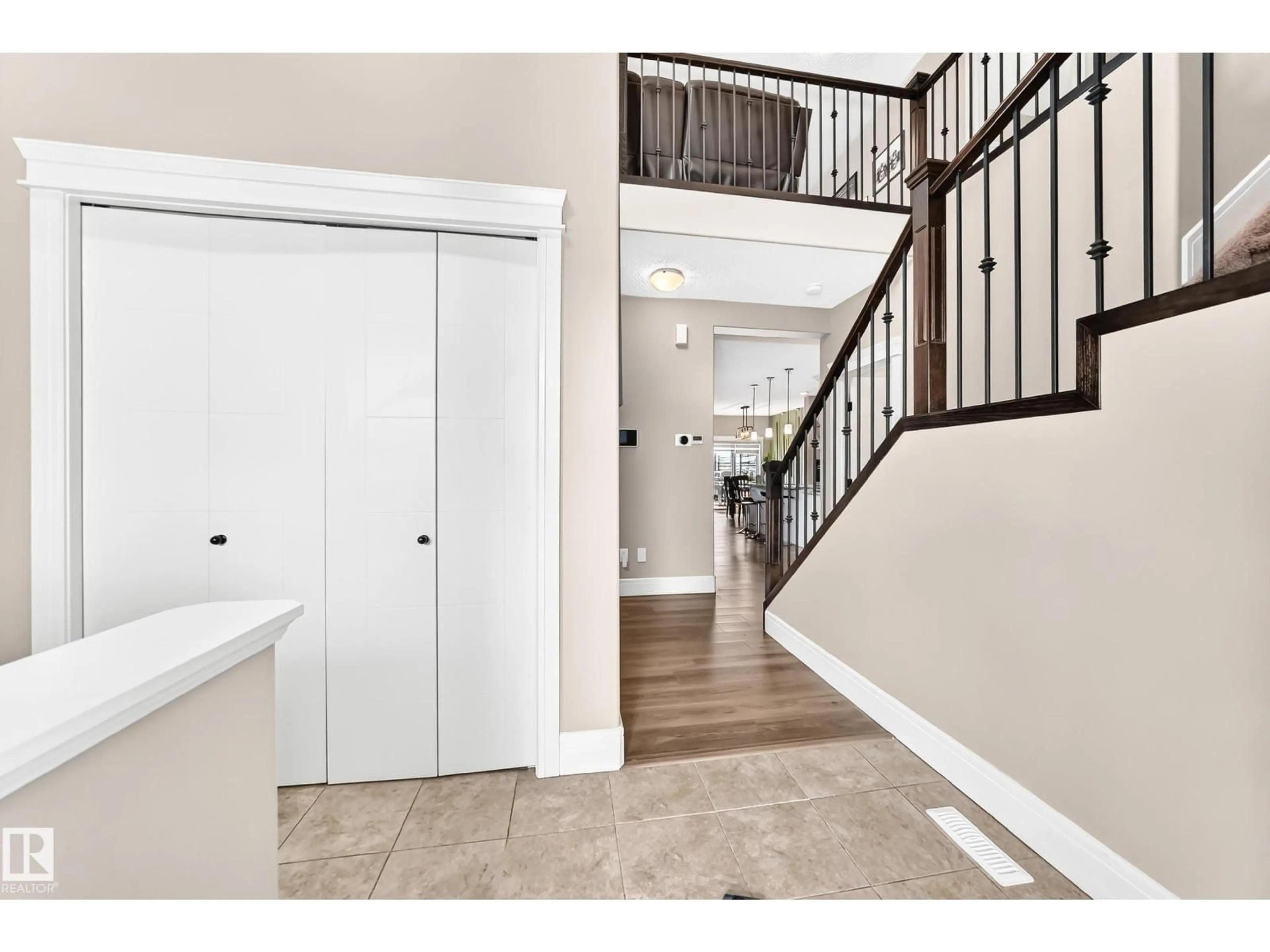 Indoor entryway for 1239 24 AV, Edmonton Alberta T6T2E4