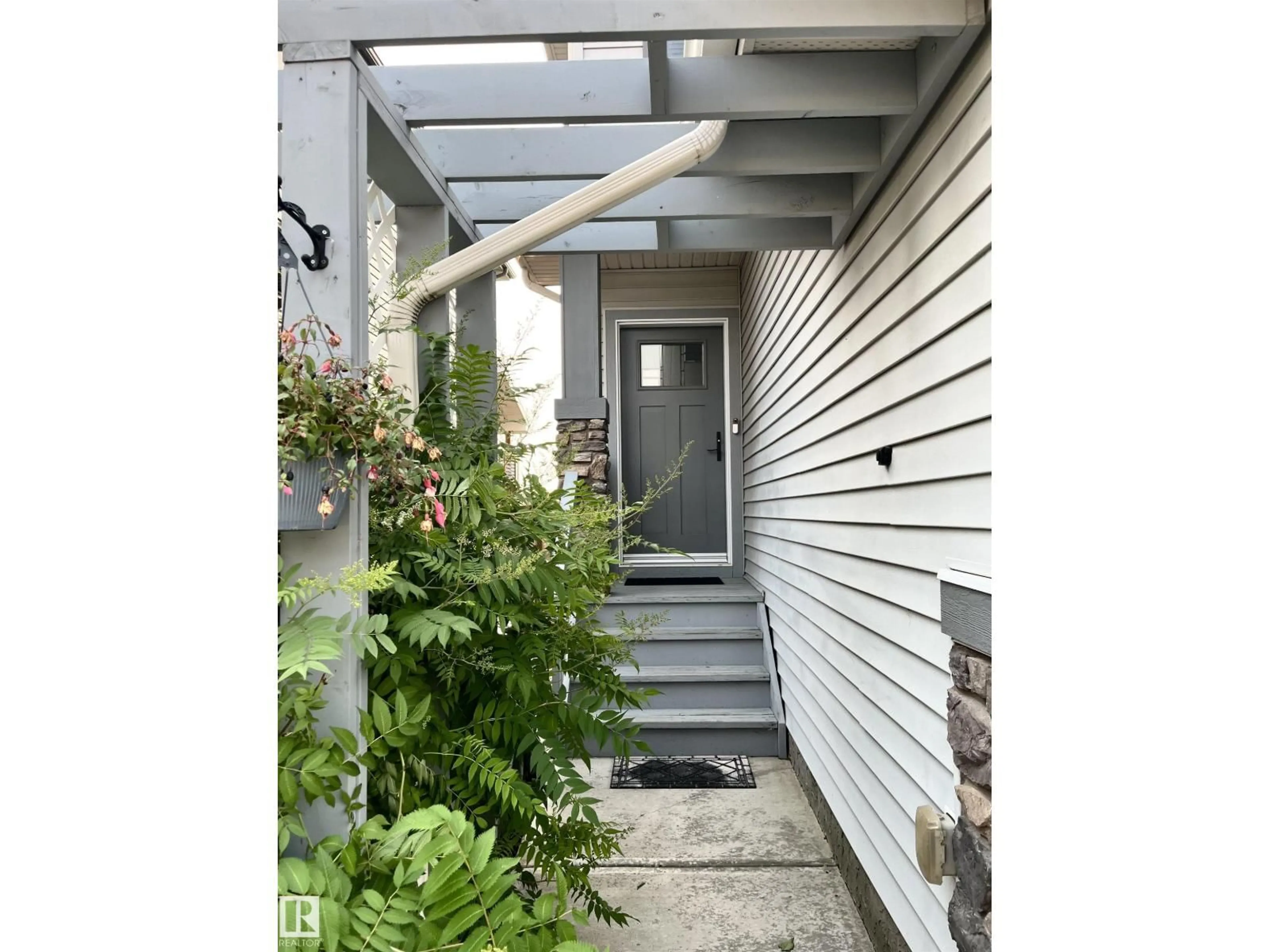 Indoor entryway for 108 SOUTH CREEK WD, Stony Plain Alberta T7Z0J9