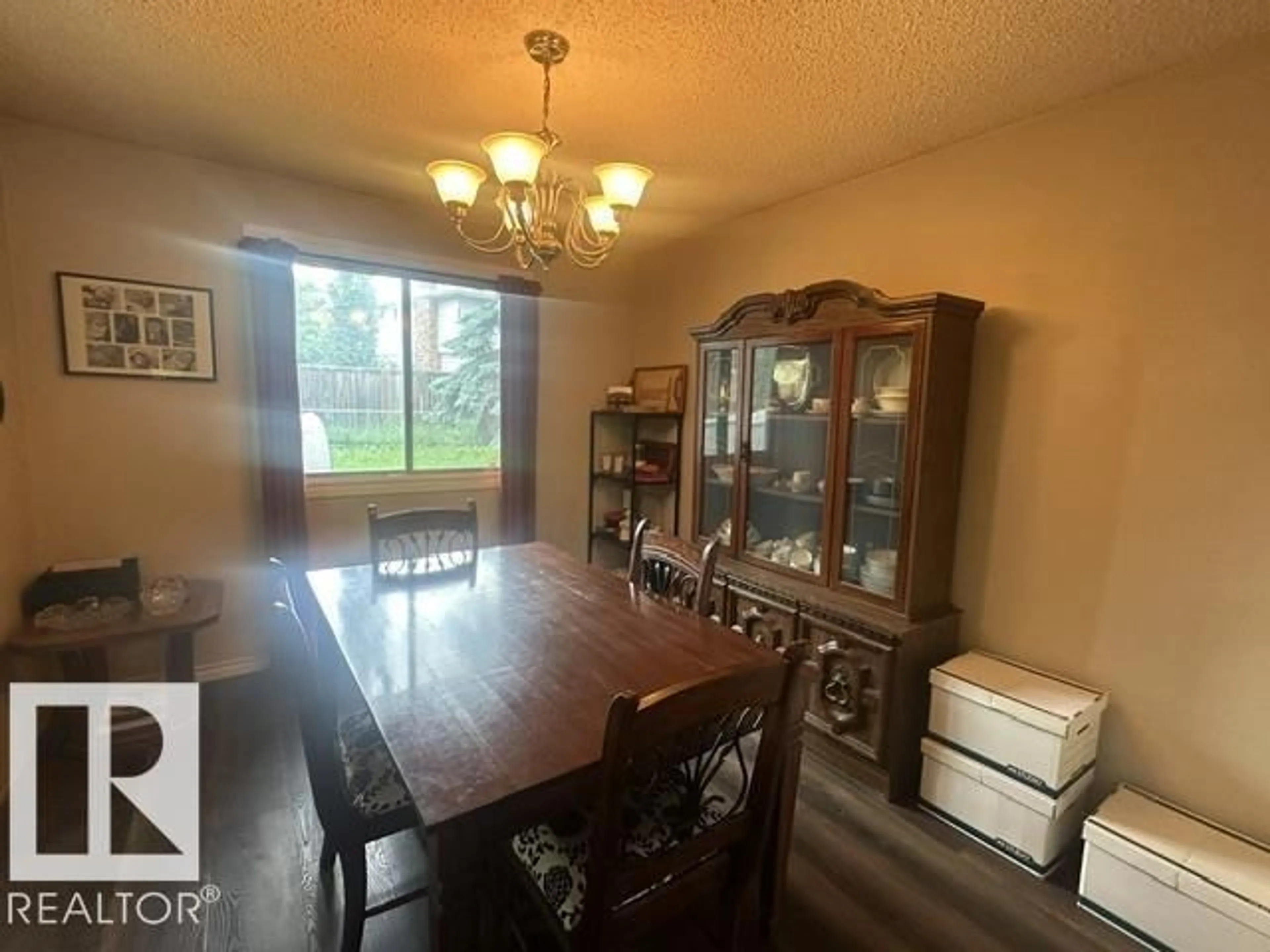 Dining room, wood/laminate floor for 25 WESTWOOD DR, St. Albert Alberta T8N3E3