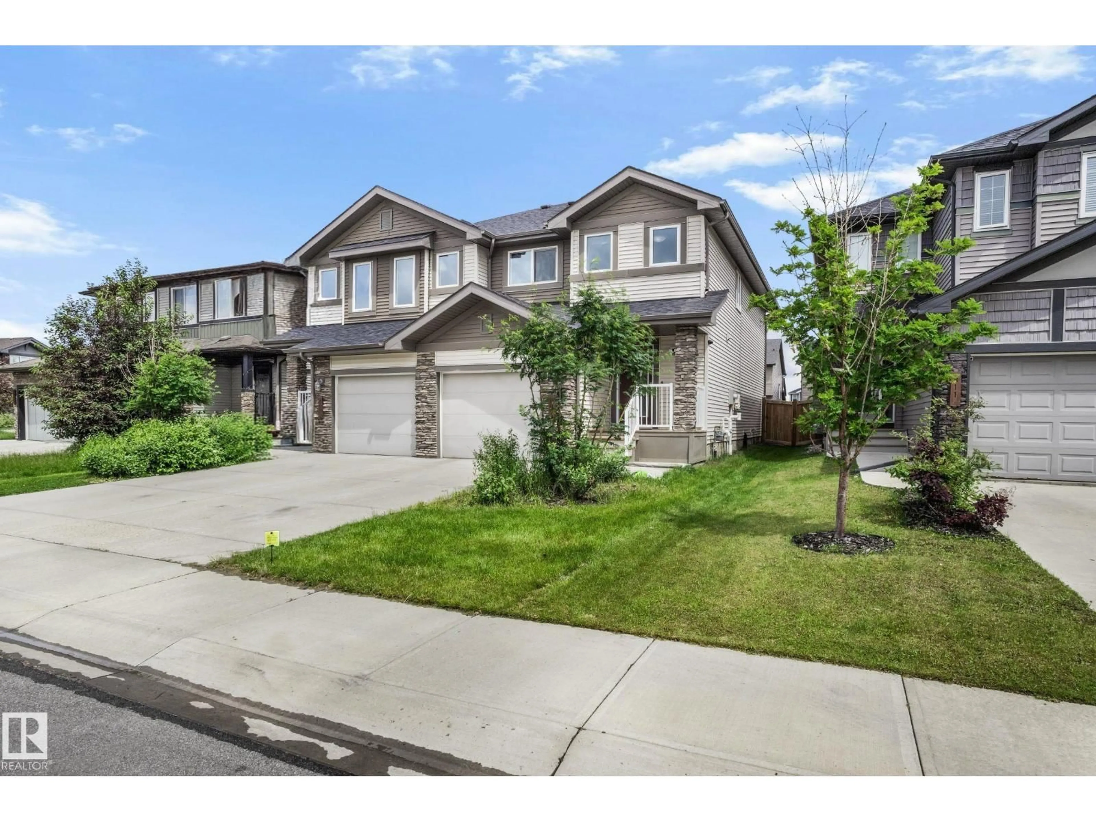 A pic from outside/outdoor area/front of a property/back of a property/a pic from drone, street for 809 CAVANAGH HE, Edmonton Alberta T6W3Y1
