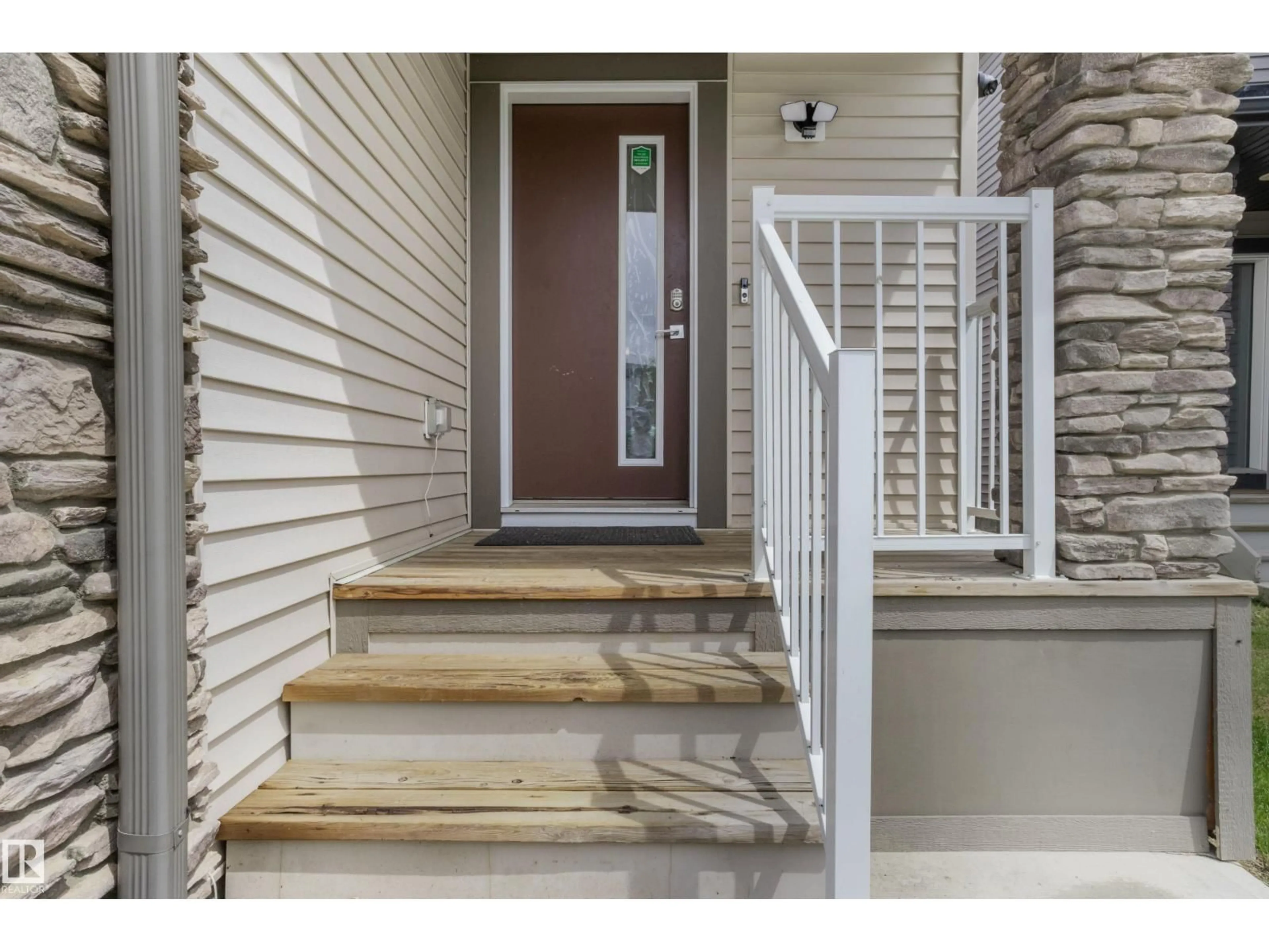 Indoor entryway for 809 CAVANAGH HE, Edmonton Alberta T6W3Y1