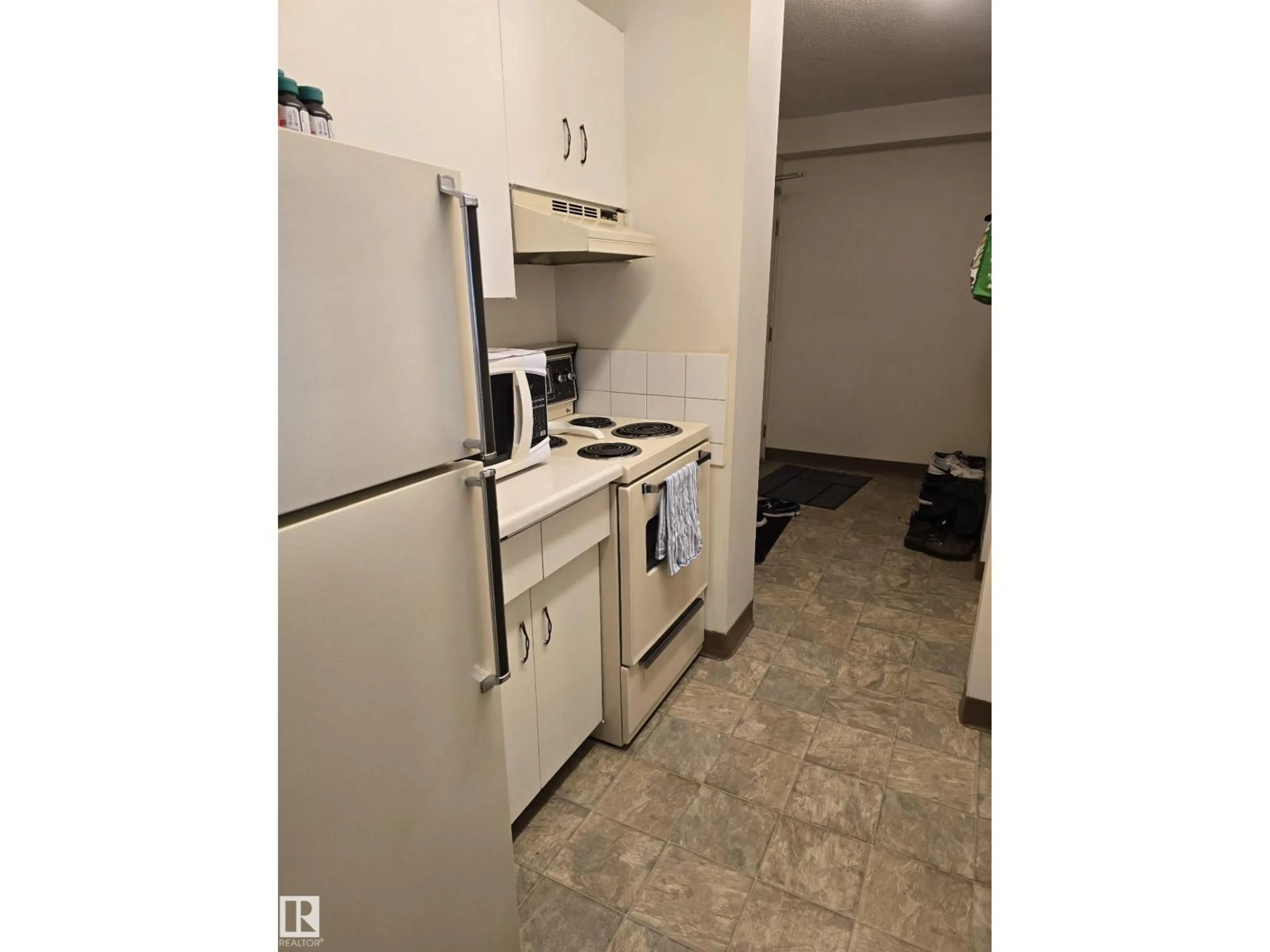 Standard kitchen, unknown for 10160 - 1208 116 ST, Edmonton Alberta T5K1V9