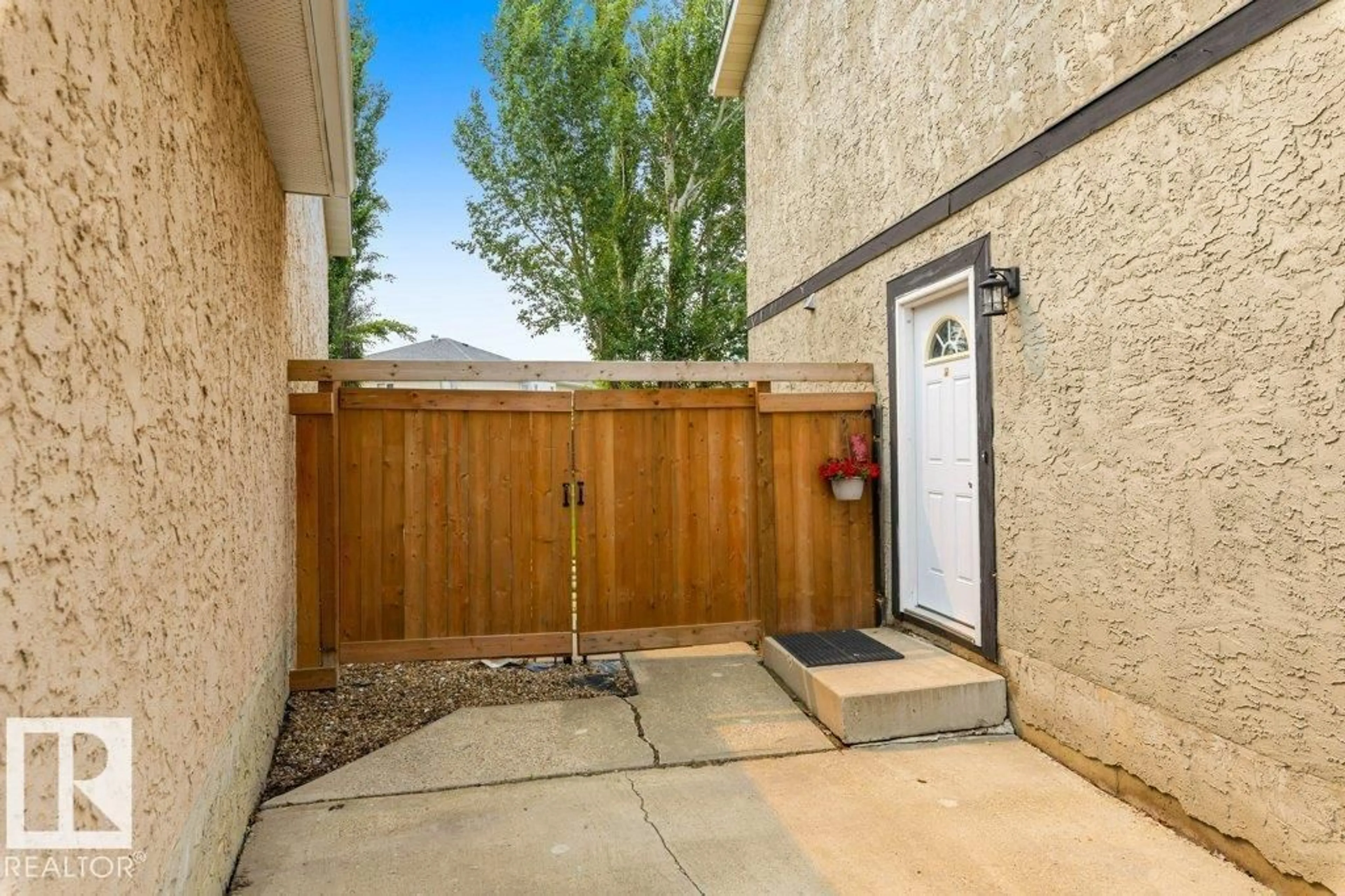 Patio, street for 18609 54 AV, Edmonton Alberta T6M1Z4