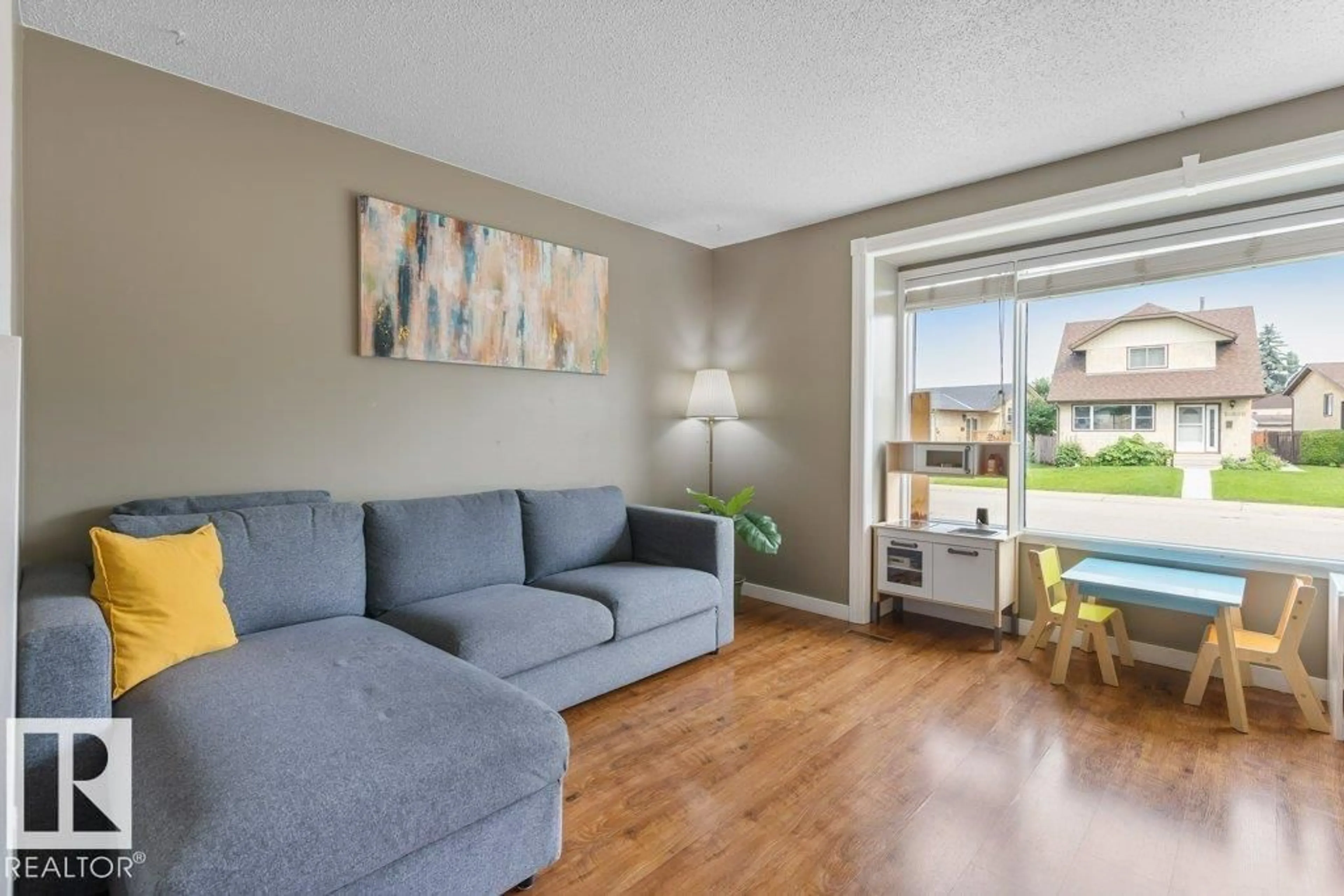 Living room with furniture, unknown for 18609 54 AV, Edmonton Alberta T6M1Z4