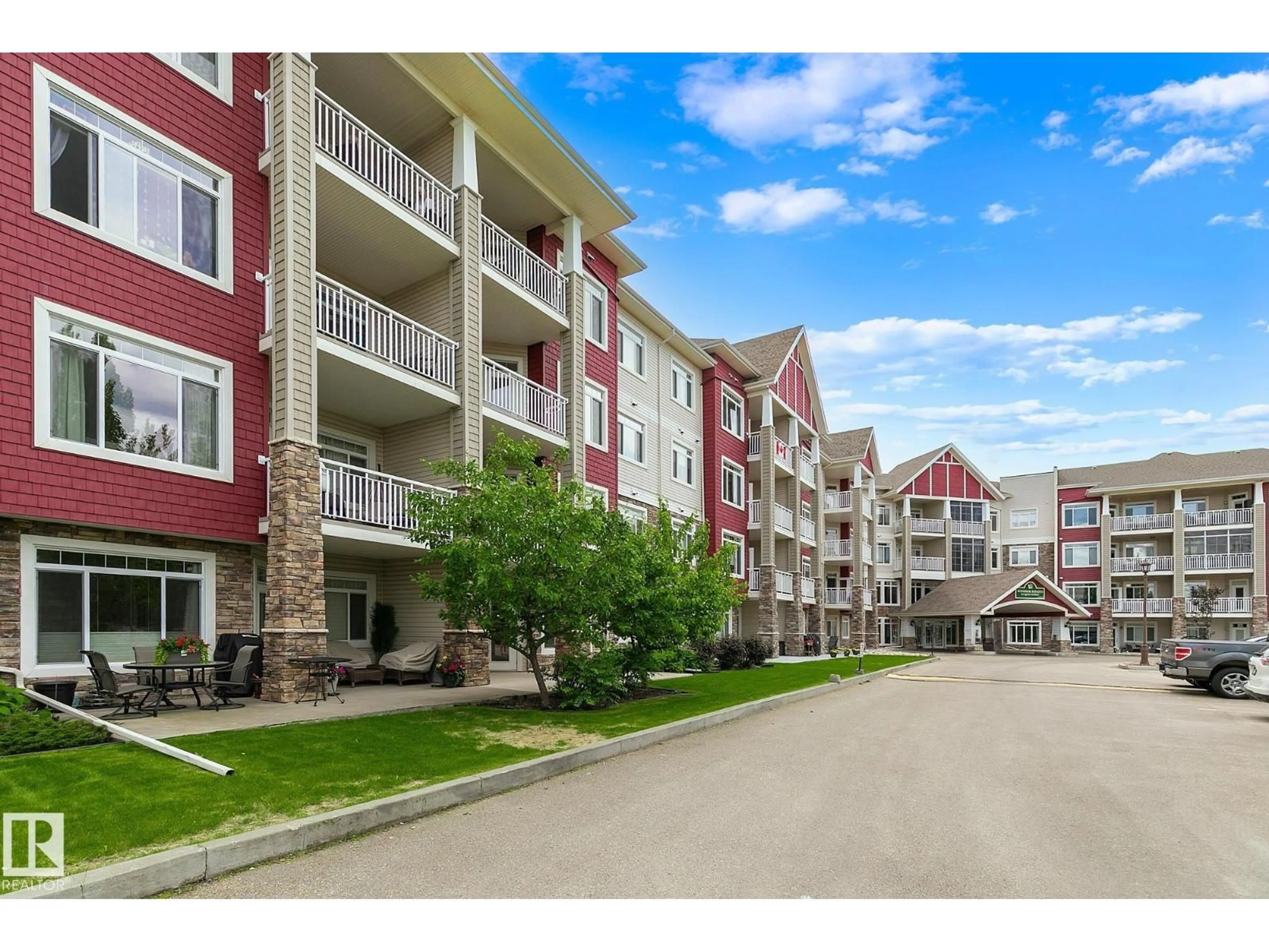 A pic from outside/outdoor area/front of a property/back of a property/a pic from drone, unknown for 136 511 QUEEN ST, Spruce Grove Alberta T7X0G4