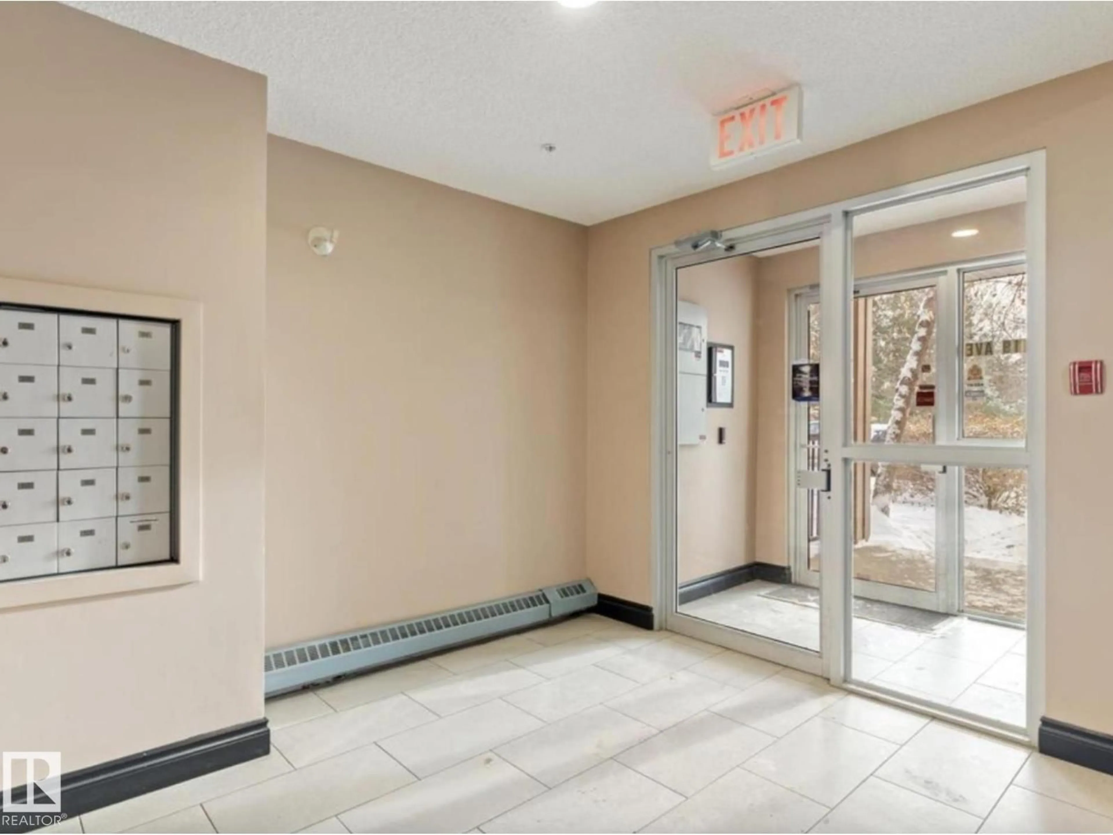 Indoor foyer for #103 - 12110 119 AVENUE AVENUE, Edmonton Alberta T5L5G9