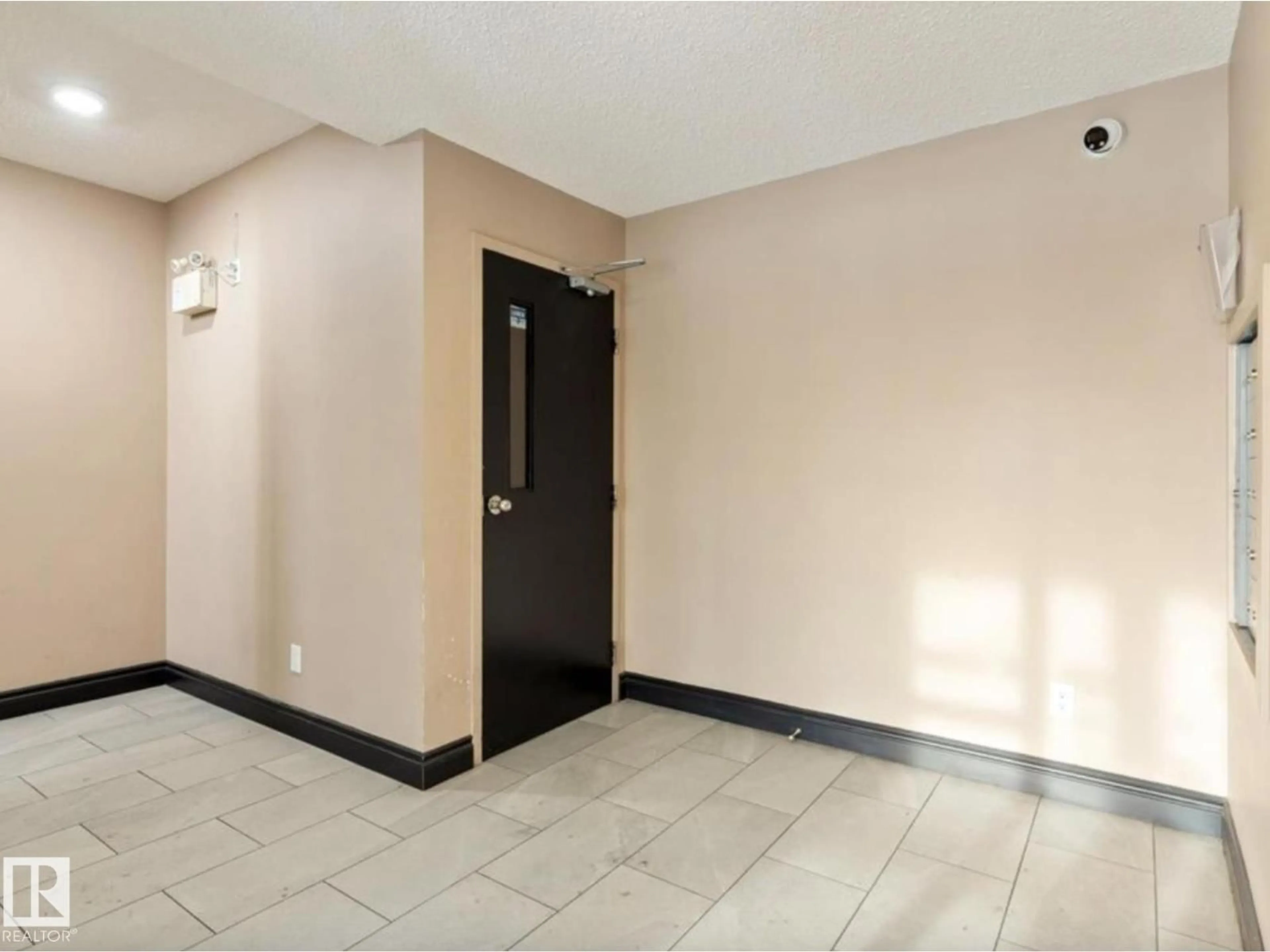 Indoor foyer for #103 - 12110 119 AVENUE AVENUE, Edmonton Alberta T5L5G9