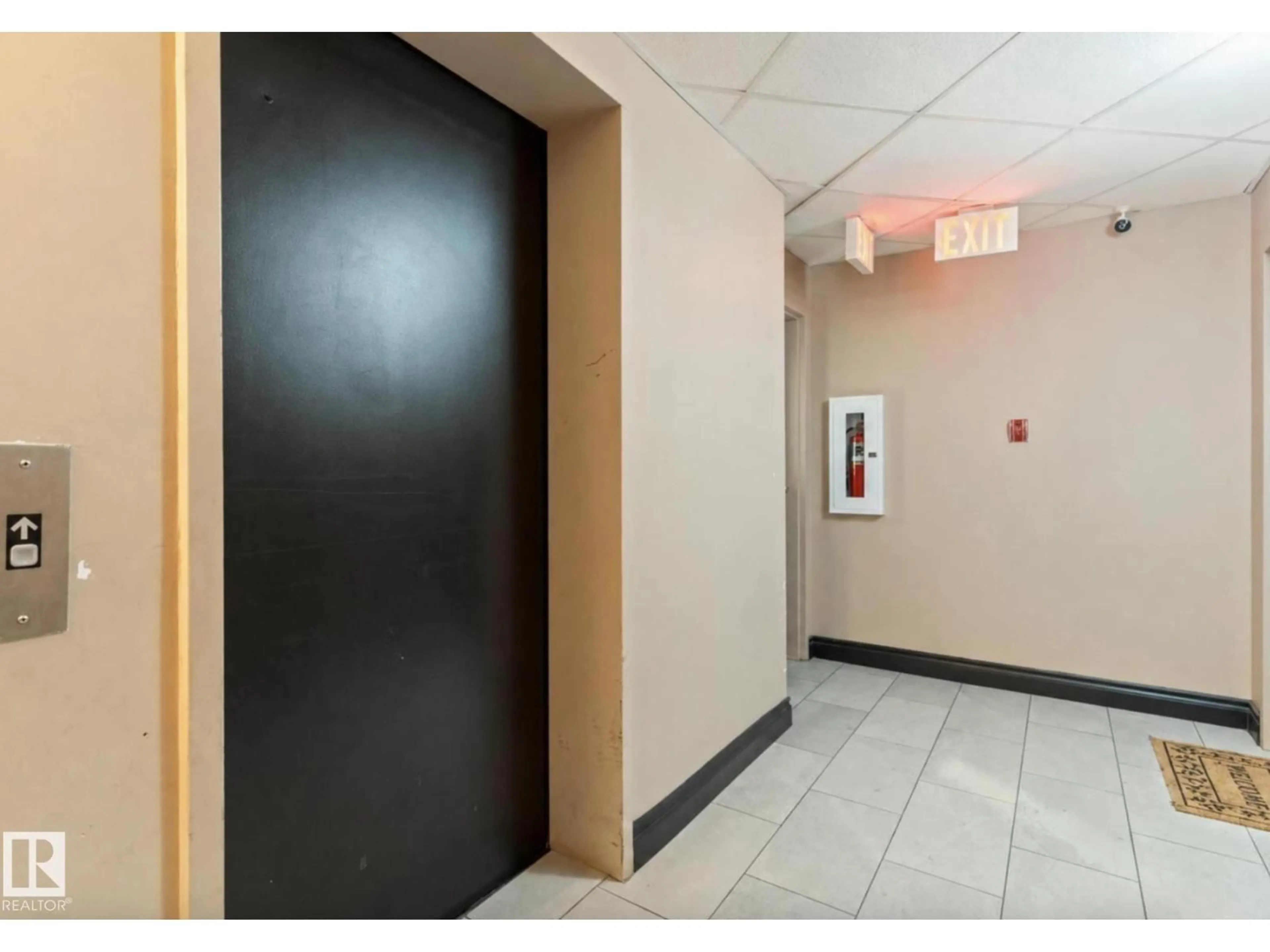 Indoor foyer for #103 - 12110 119 AVENUE AVENUE, Edmonton Alberta T5L5G9