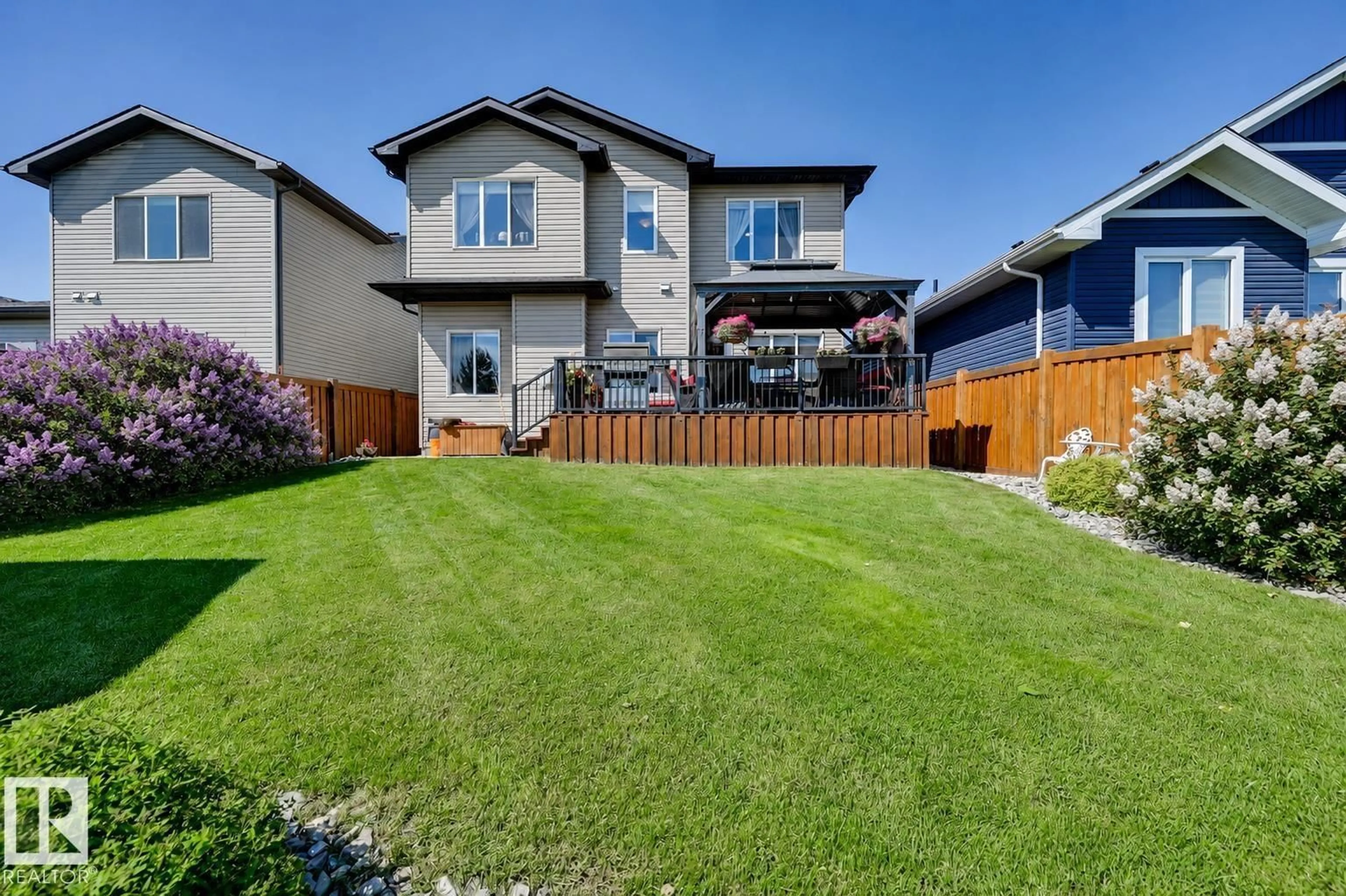 Home with vinyl exterior material, street for 101 HILLDOWNS DR, Spruce Grove Alberta T7X0J1