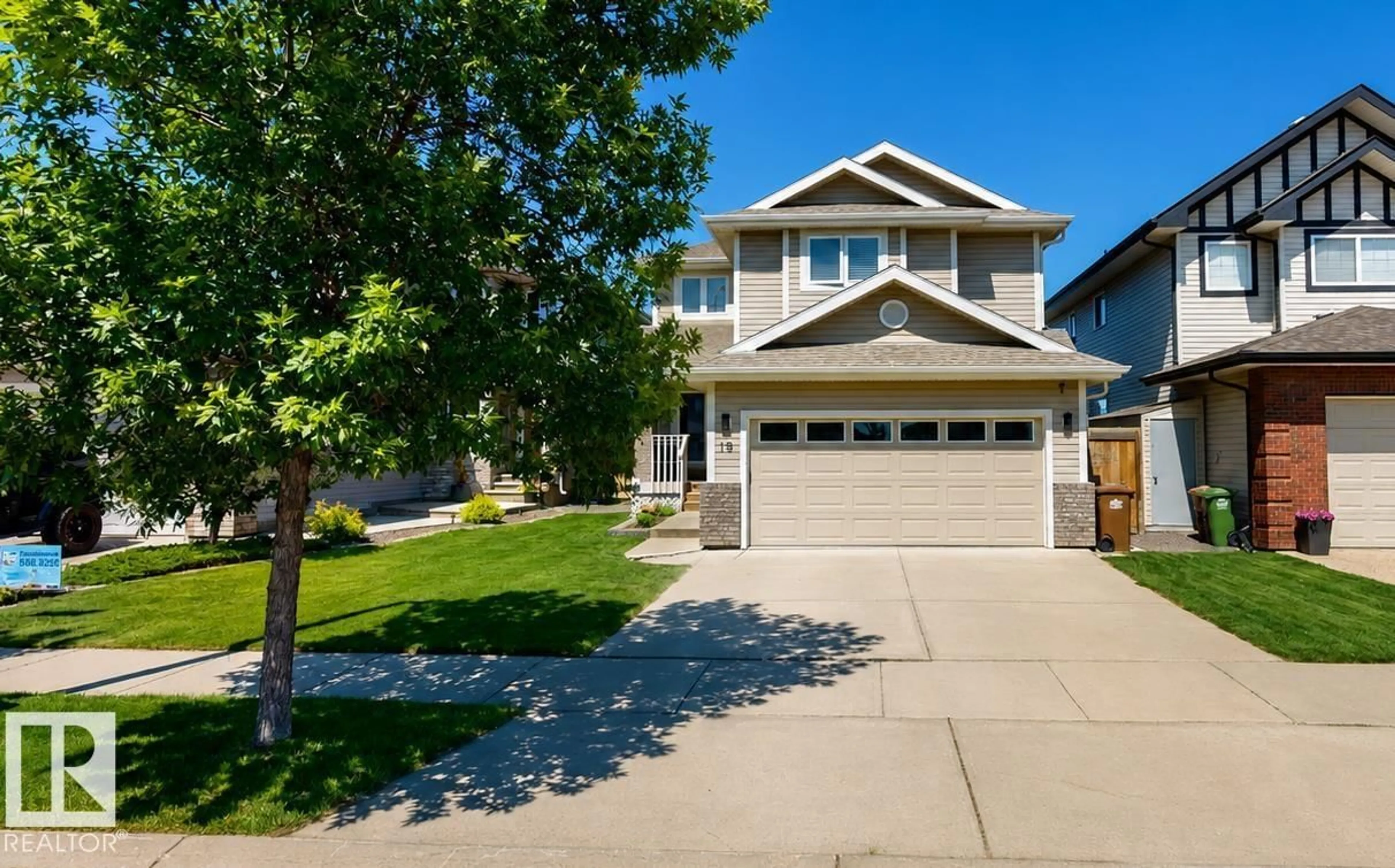 Home with vinyl exterior material, street for 19 NAPOLEON CR, St. Albert Alberta T8N1C6