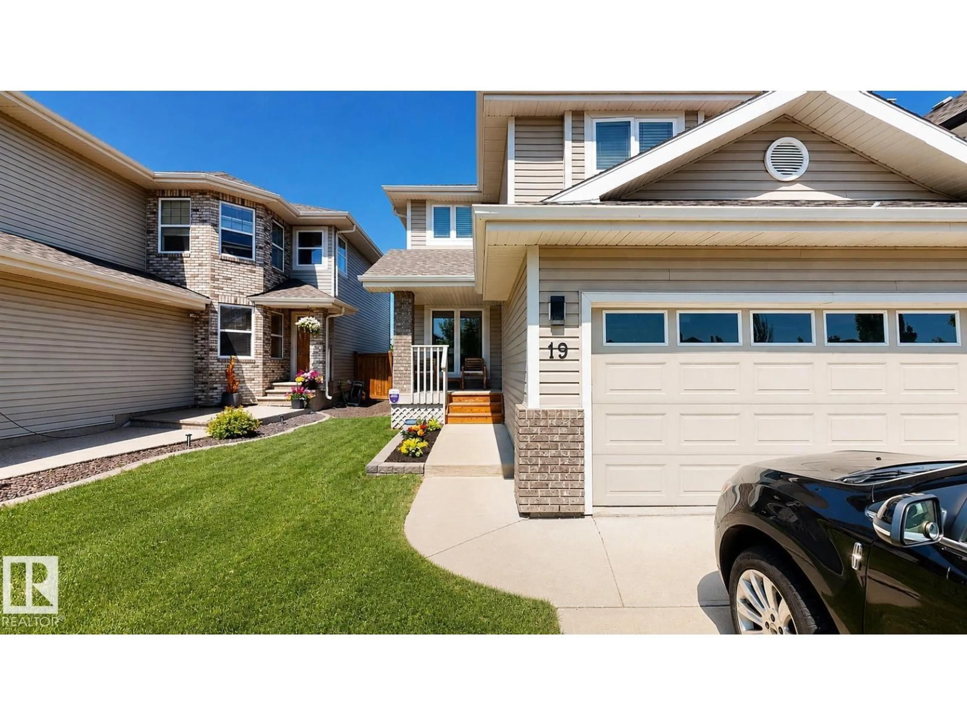 Home with vinyl exterior material, street for 19 NAPOLEON CR, St. Albert Alberta T8N1C6