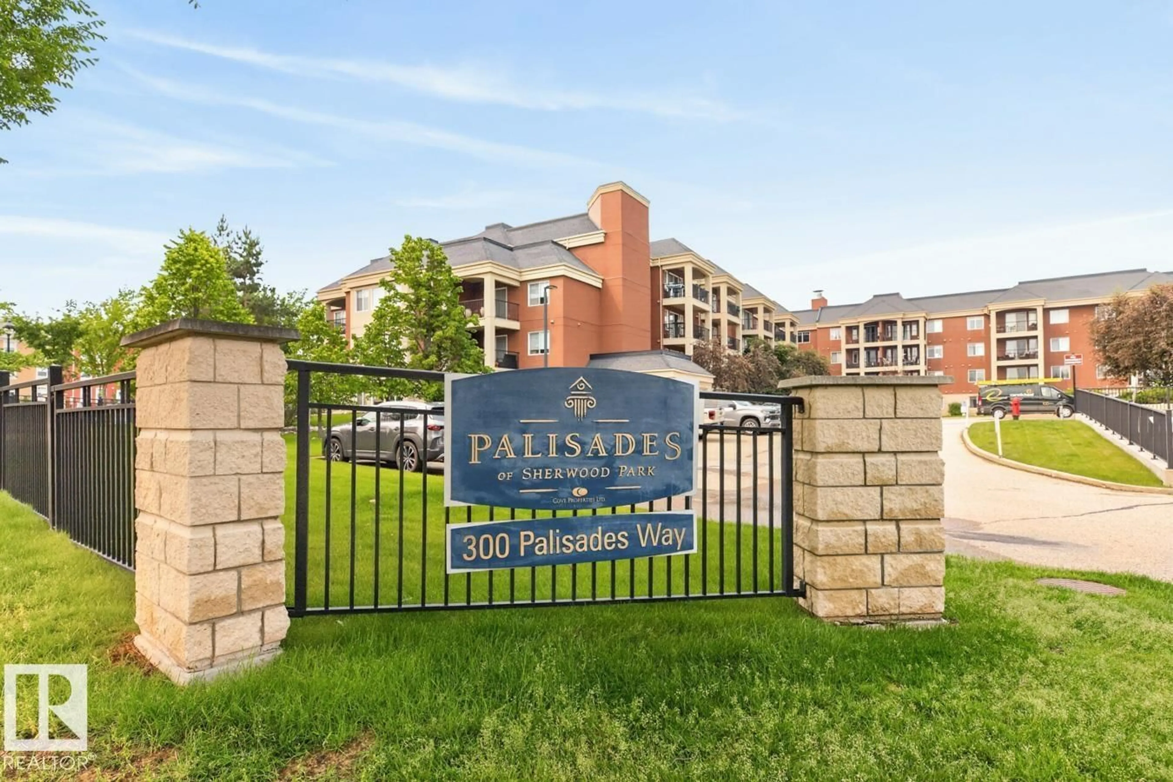 Indoor entryway for #136 300 PALISADES WY, Sherwood Park Alberta T8H2T9