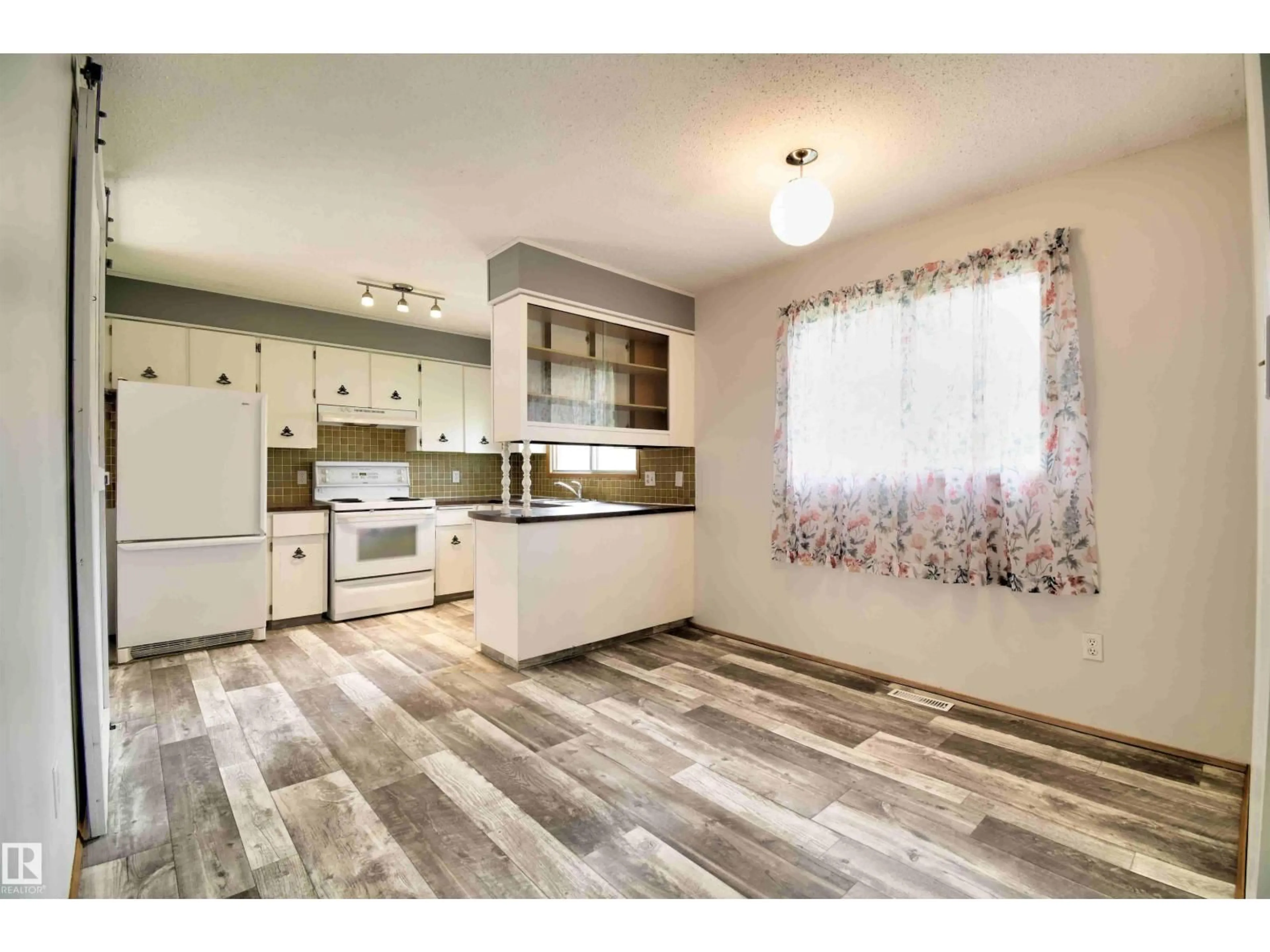 Open concept kitchen, unknown for 5626 51 AV, St. Paul Town Alberta T0A3A1