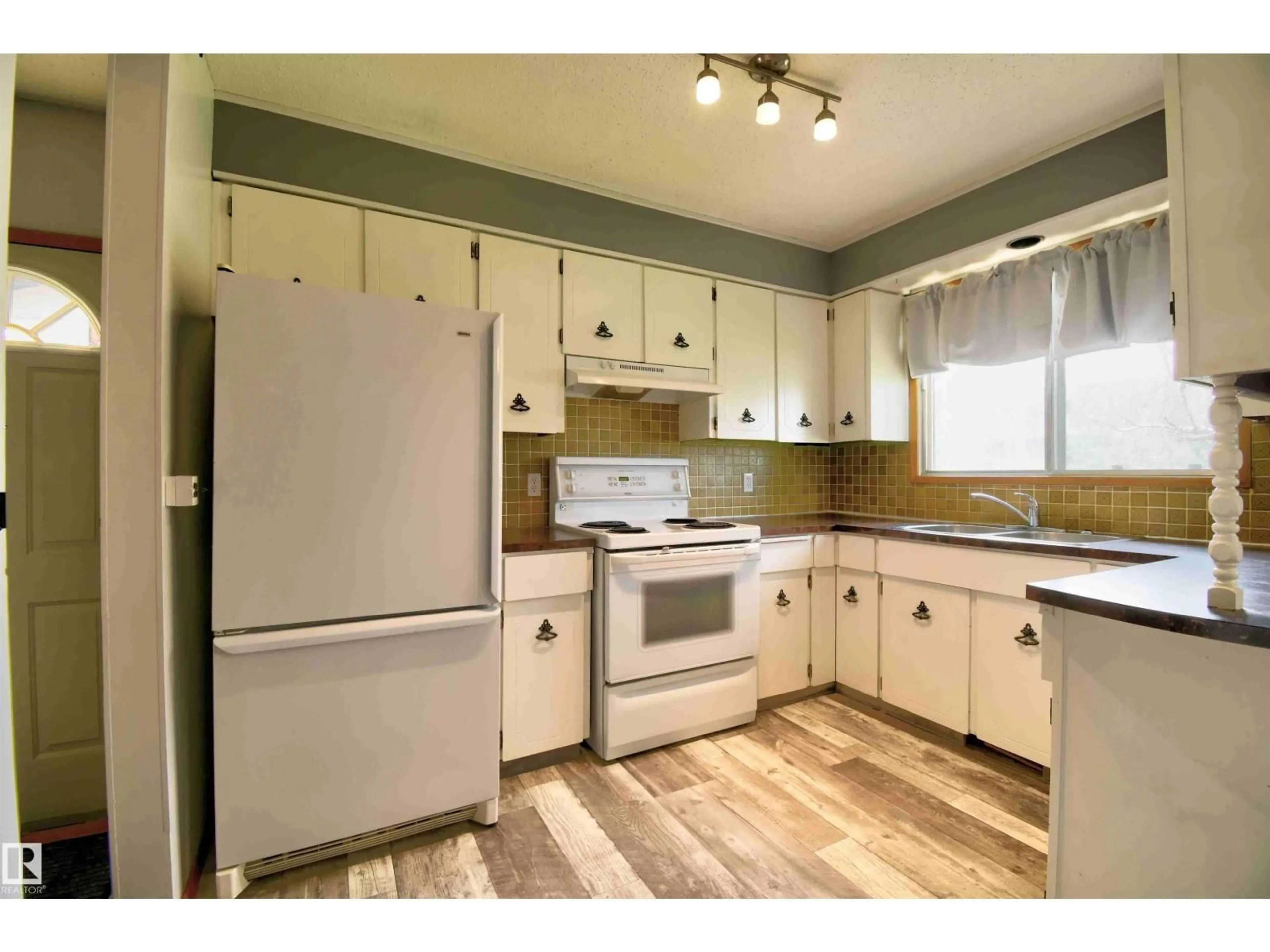 Standard kitchen, unknown for 5626 51 AV, St. Paul Town Alberta T0A3A1