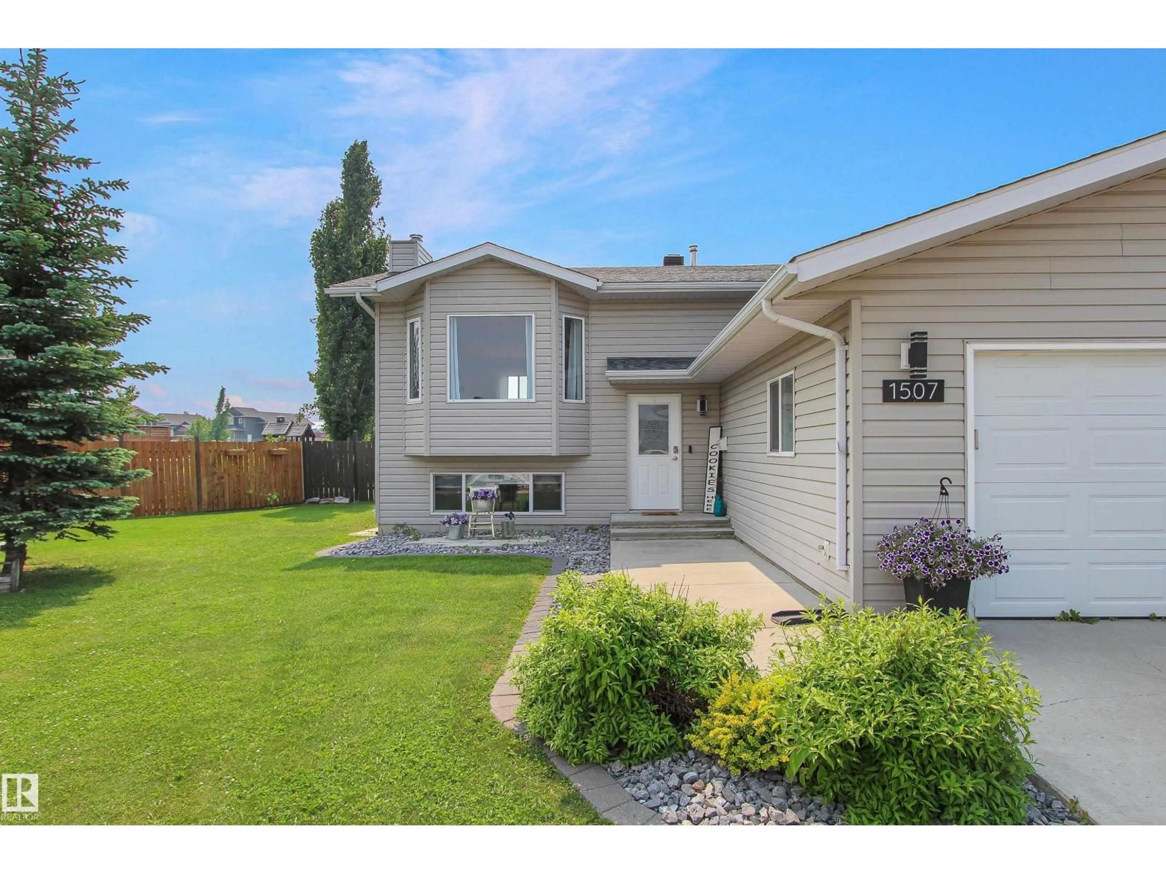 Home with vinyl exterior material, street for 1507 LAKERIDGE CL, Cold Lake Alberta T9M1K9