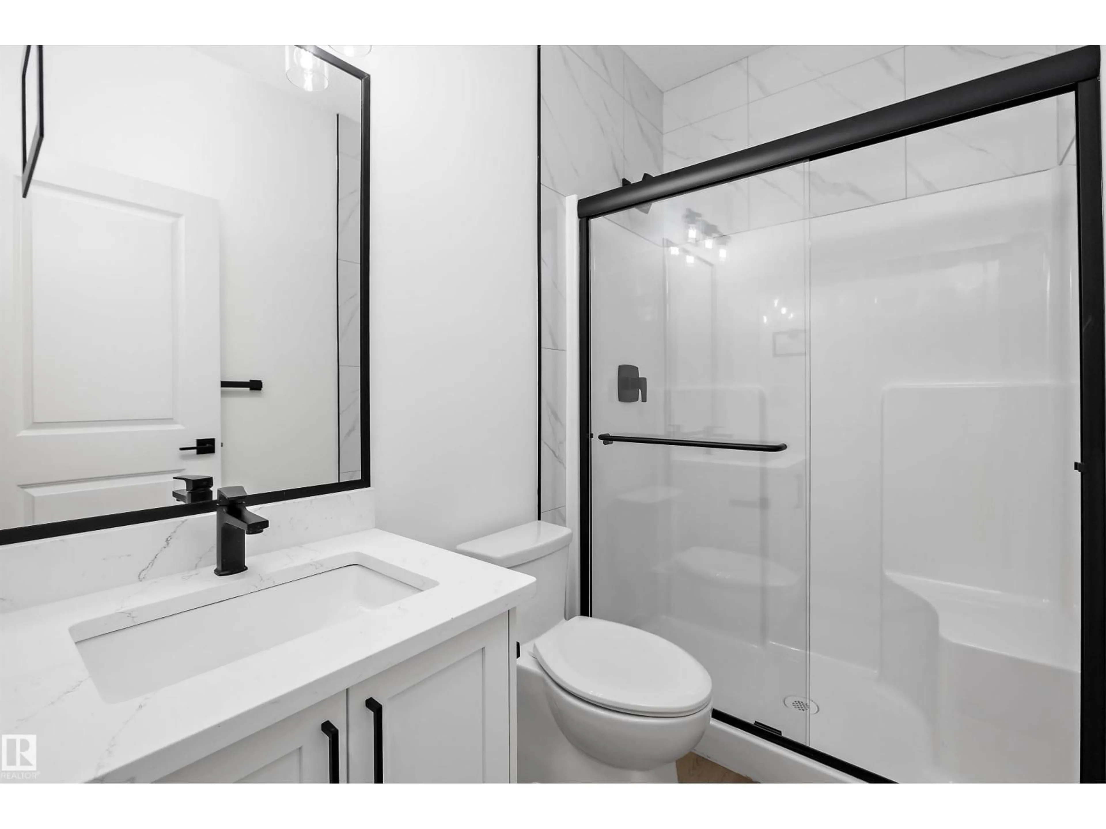 Standard bathroom, ceramic/tile floor for 915 ELDERBERRY LD, Edmonton Alberta T6M3K3