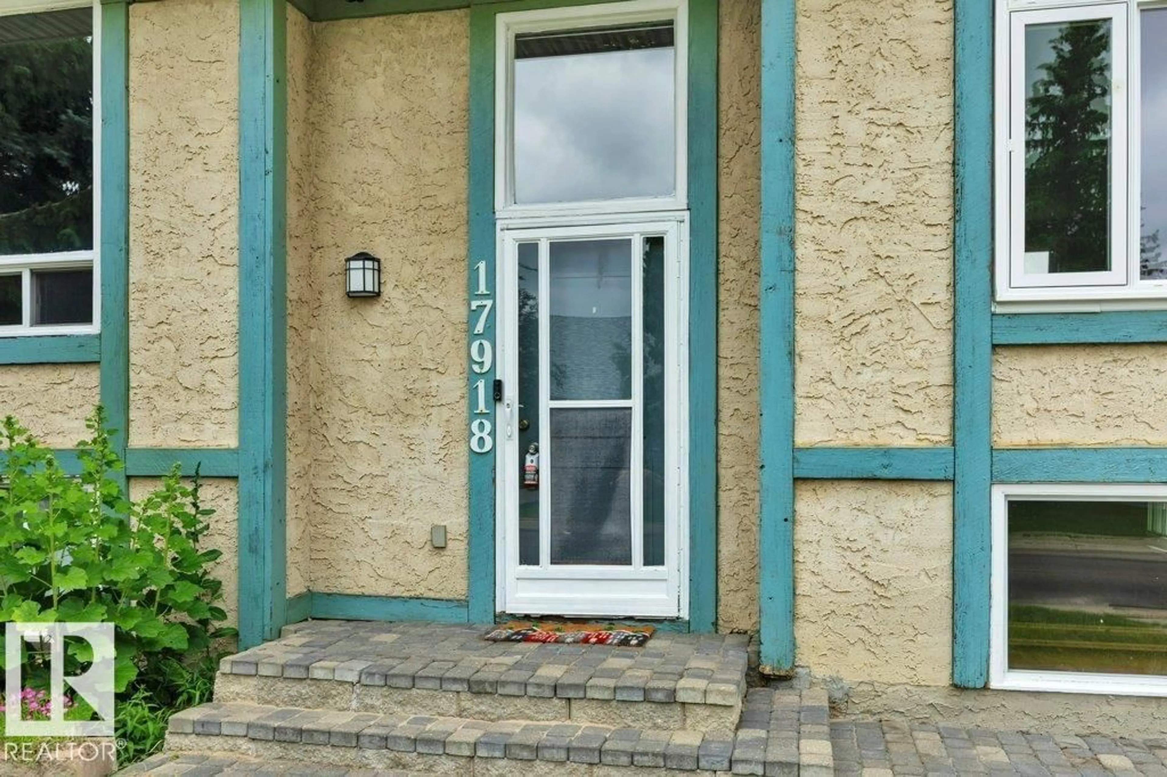 Indoor entryway for 17918 63A AV, Edmonton Alberta T5T2J2