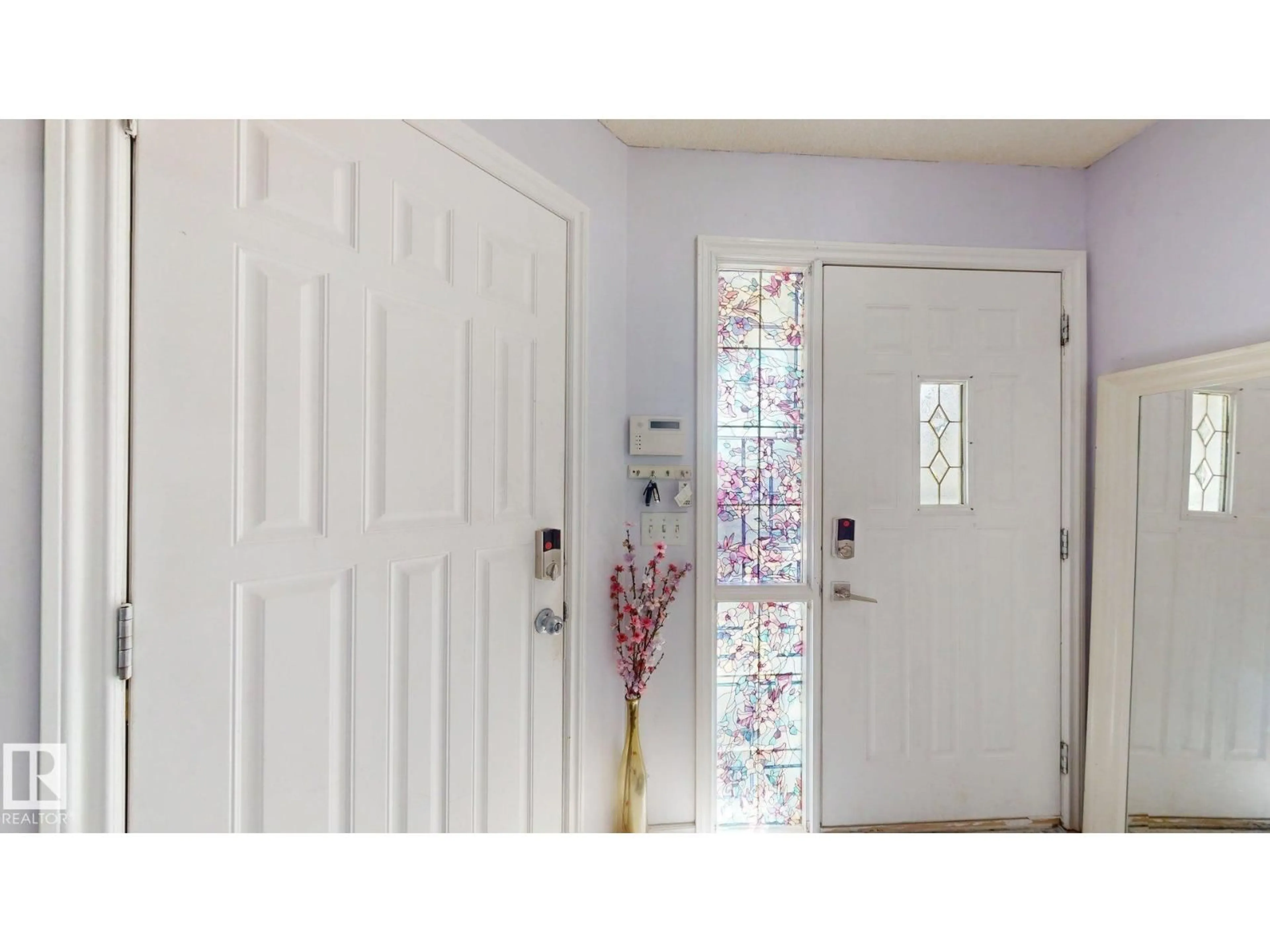 Indoor entryway for 1808 36 AV NW, Edmonton Alberta T6T1S8