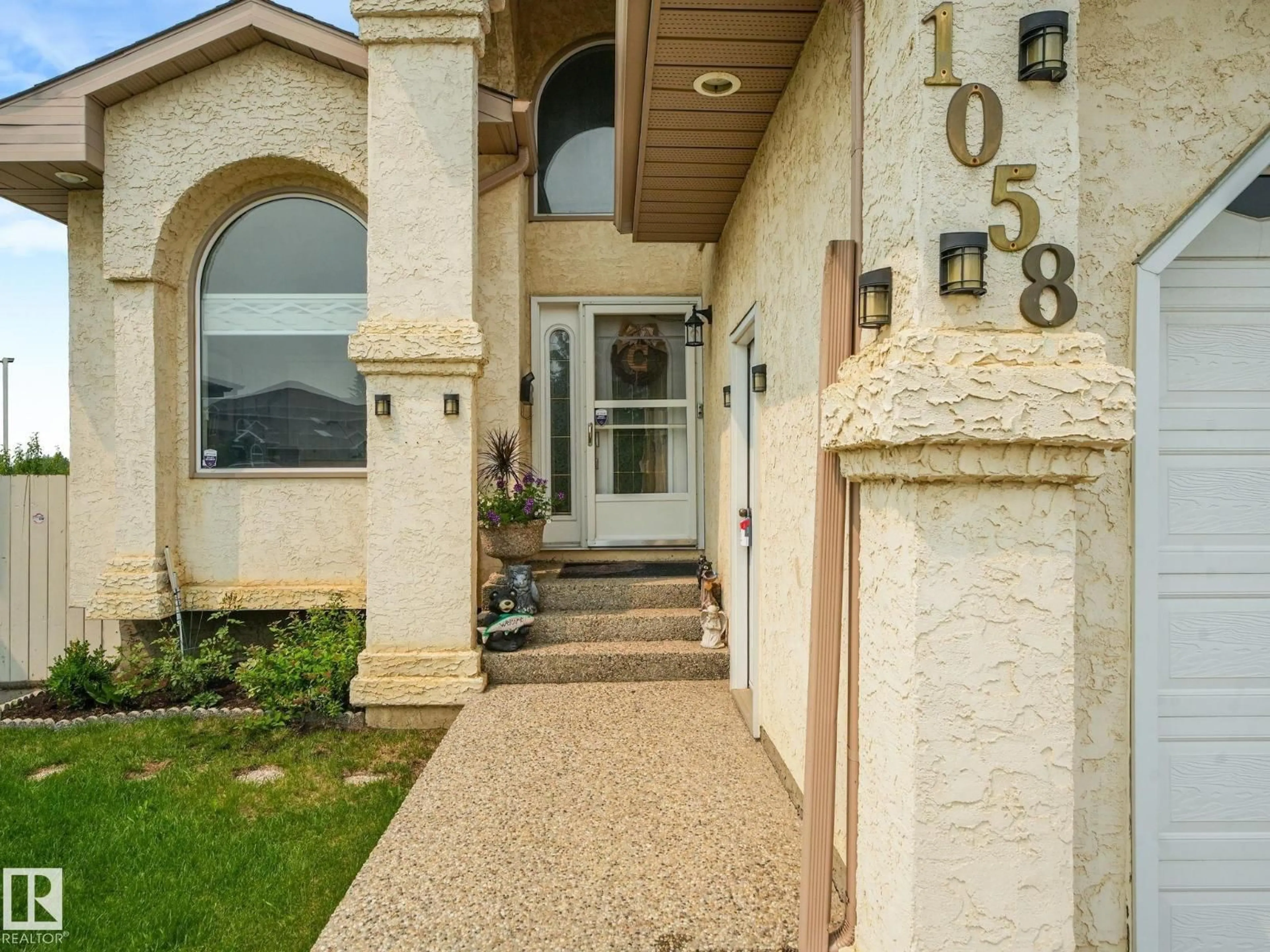 Indoor entryway for 1058 JAMES CR, Edmonton Alberta T6L6P6