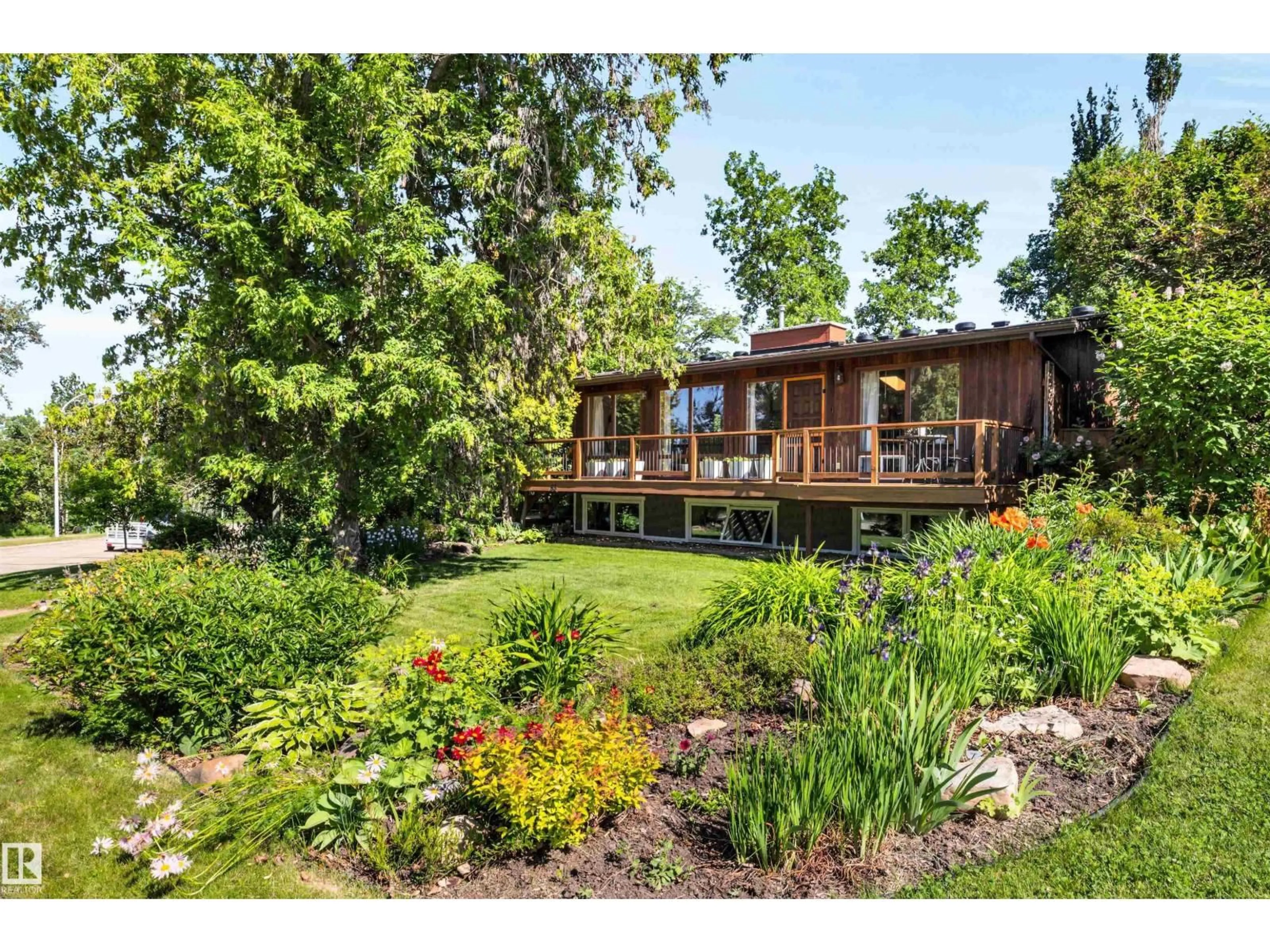 A pic from outside/outdoor area/front of a property/back of a property/a pic from drone, water/lake/river/ocean view for 85 RIVER DR, Devon Alberta T9G1C7