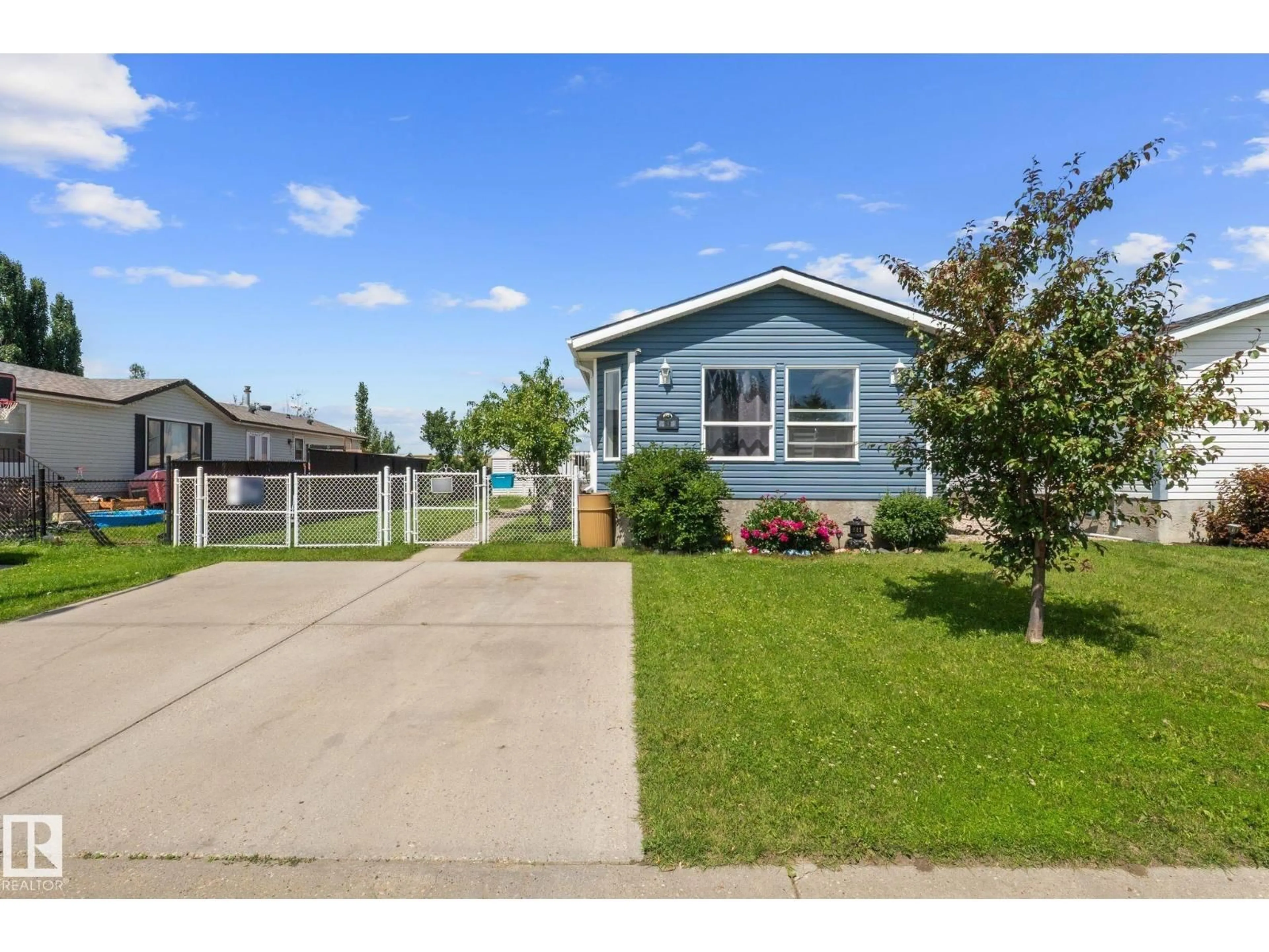 Home with vinyl exterior material, street for 31 GRAYWOOD COVE, Stony Plain Alberta T7Z2P3