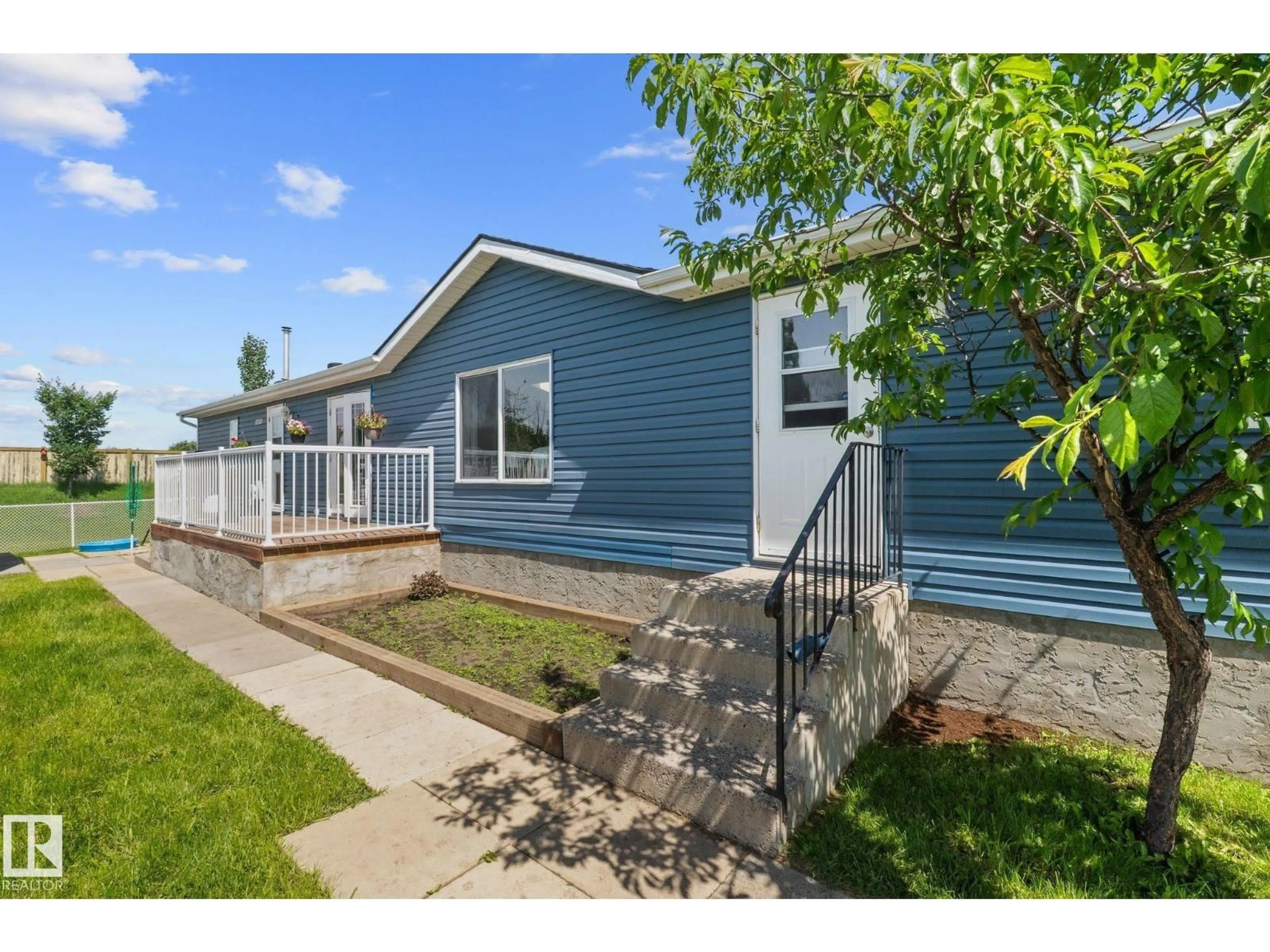 Home with vinyl exterior material, street for 31 GRAYWOOD COVE, Stony Plain Alberta T7Z2P3