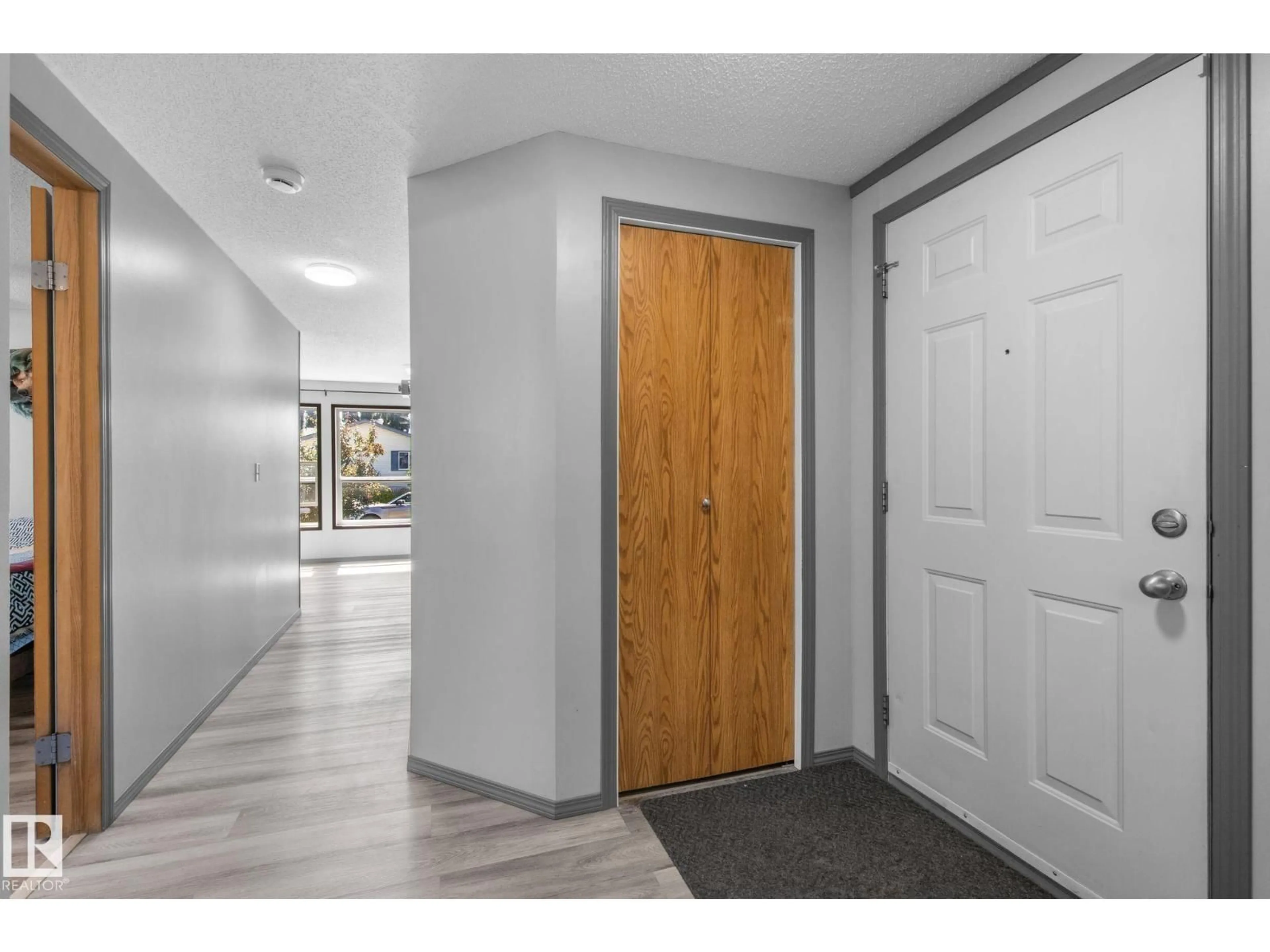 Indoor entryway for 31 GRAYWOOD COVE, Stony Plain Alberta T7Z2P3